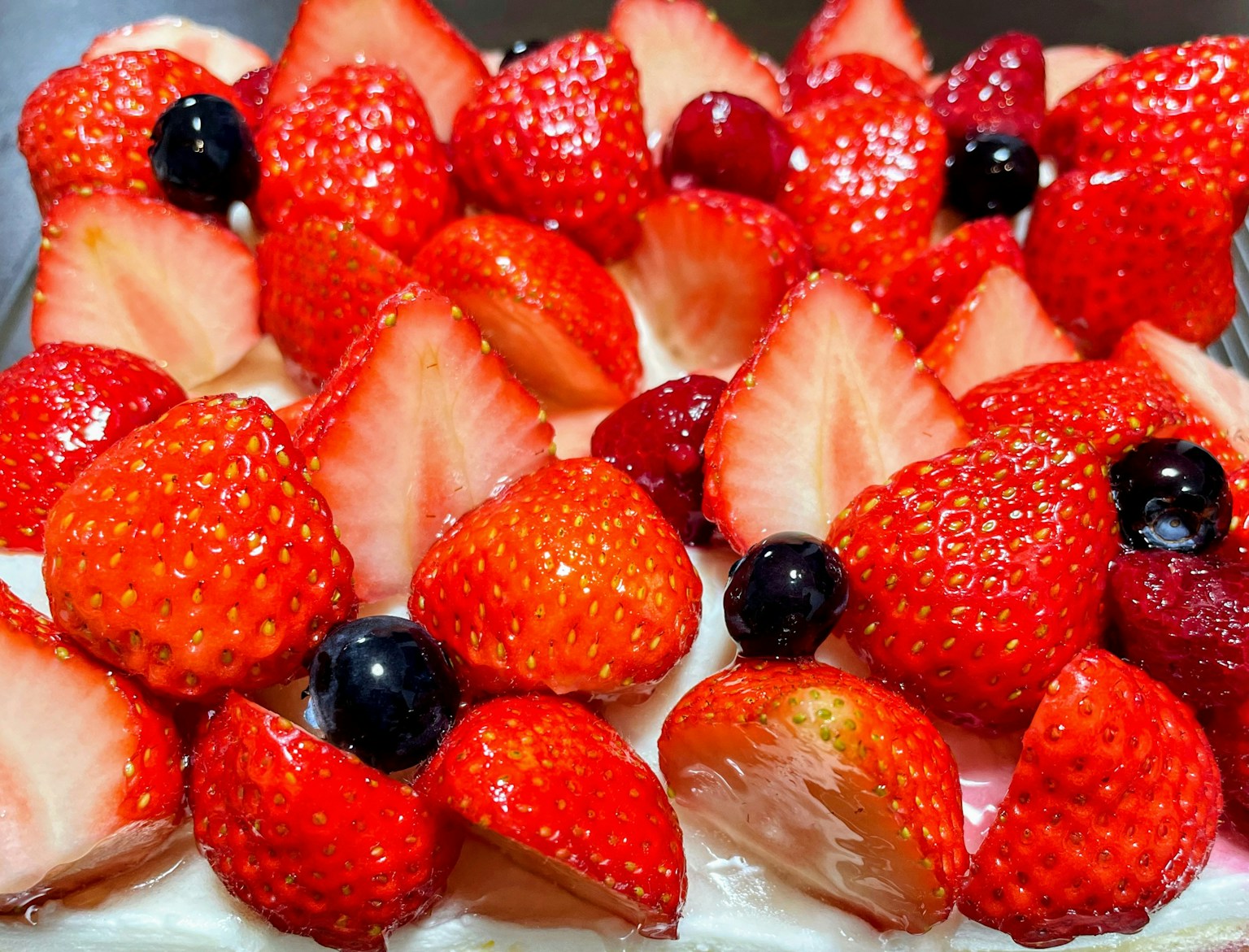 Puding krim yang dihias dengan stroberi dan blueberry segar