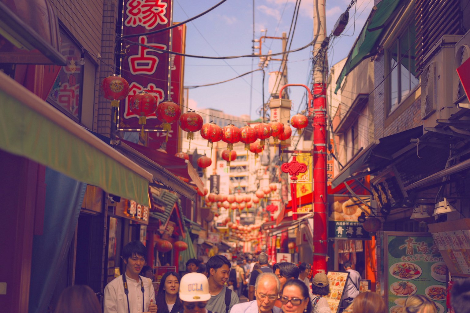 Rue animée dans le quartier chinois avec des lanternes rouges suspendues
