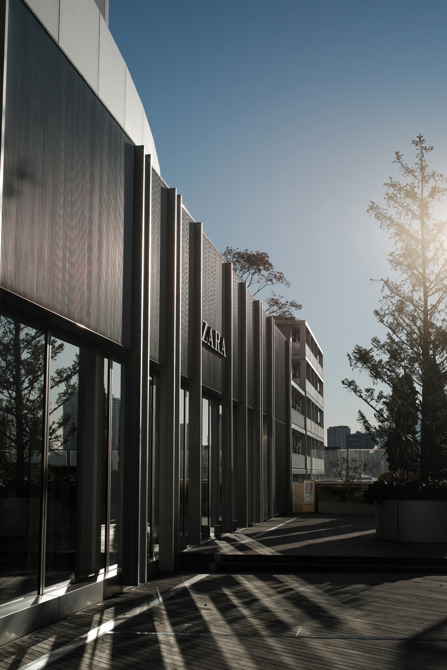 Fachada de edificio moderno con cielo brillante y luz solar