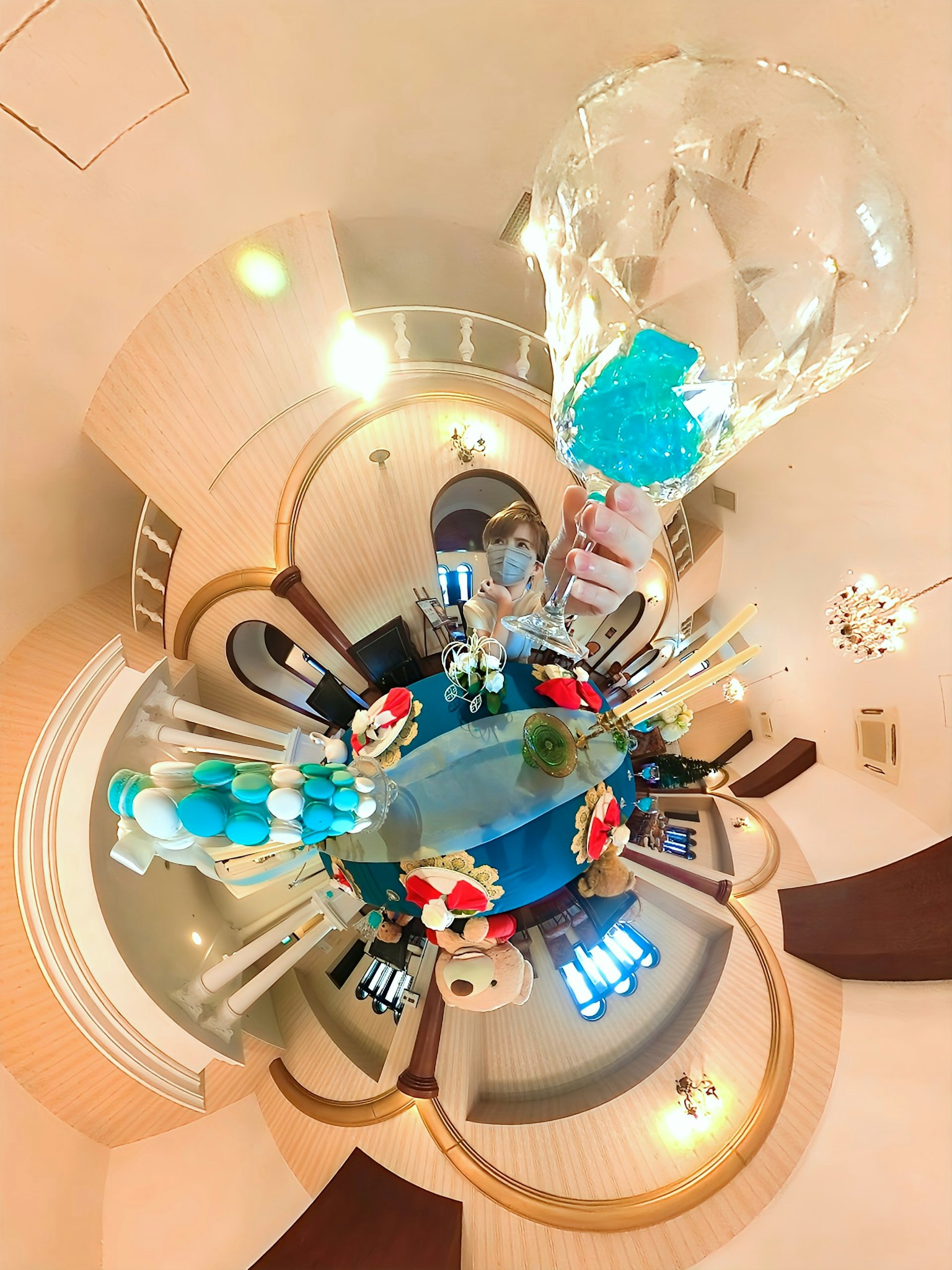 Vista a 360 gradi di una stanza circolare con decorazioni blu