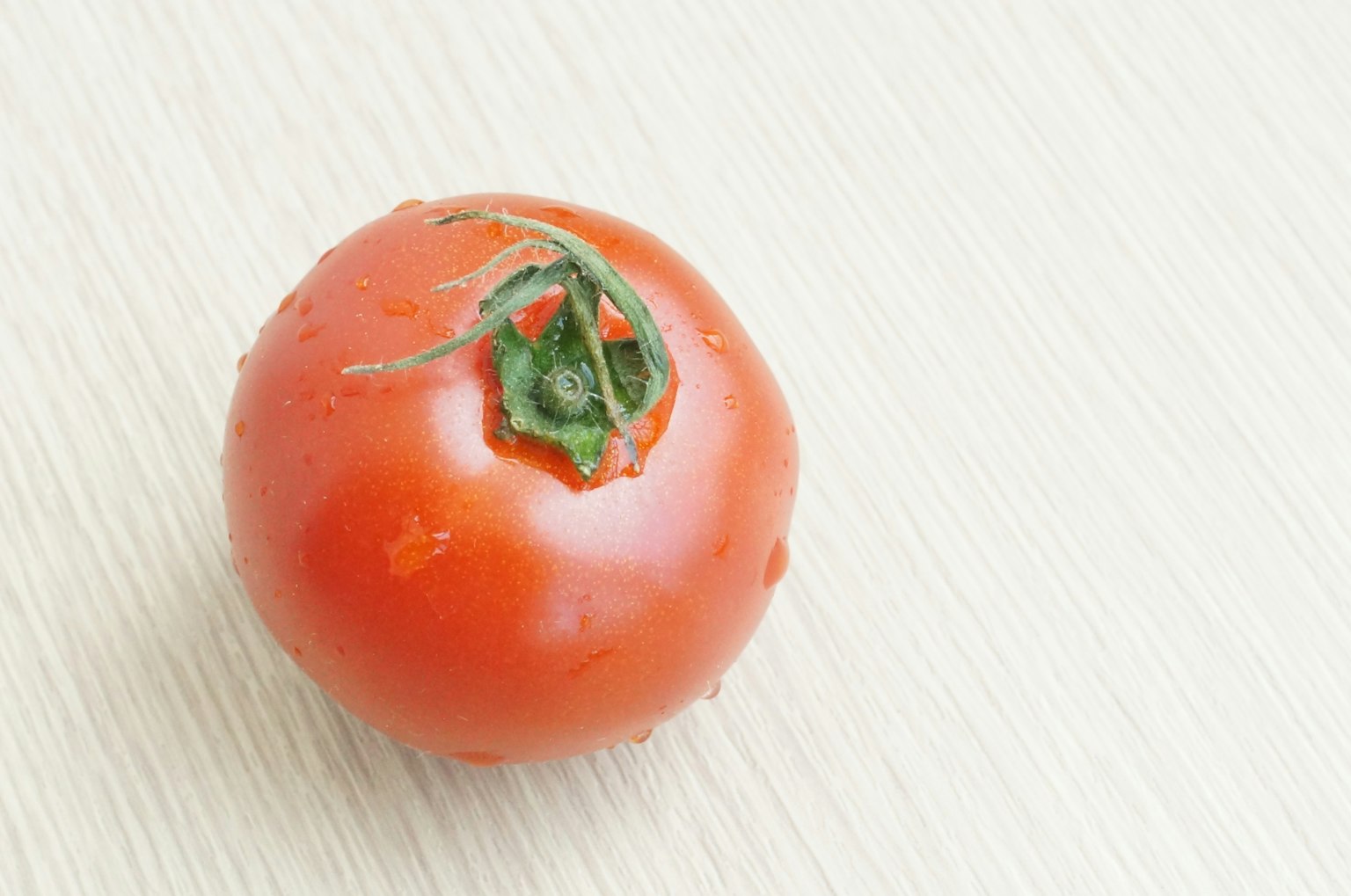 신선한 빨간 토마토가 나무 표면에 놓여 있습니다