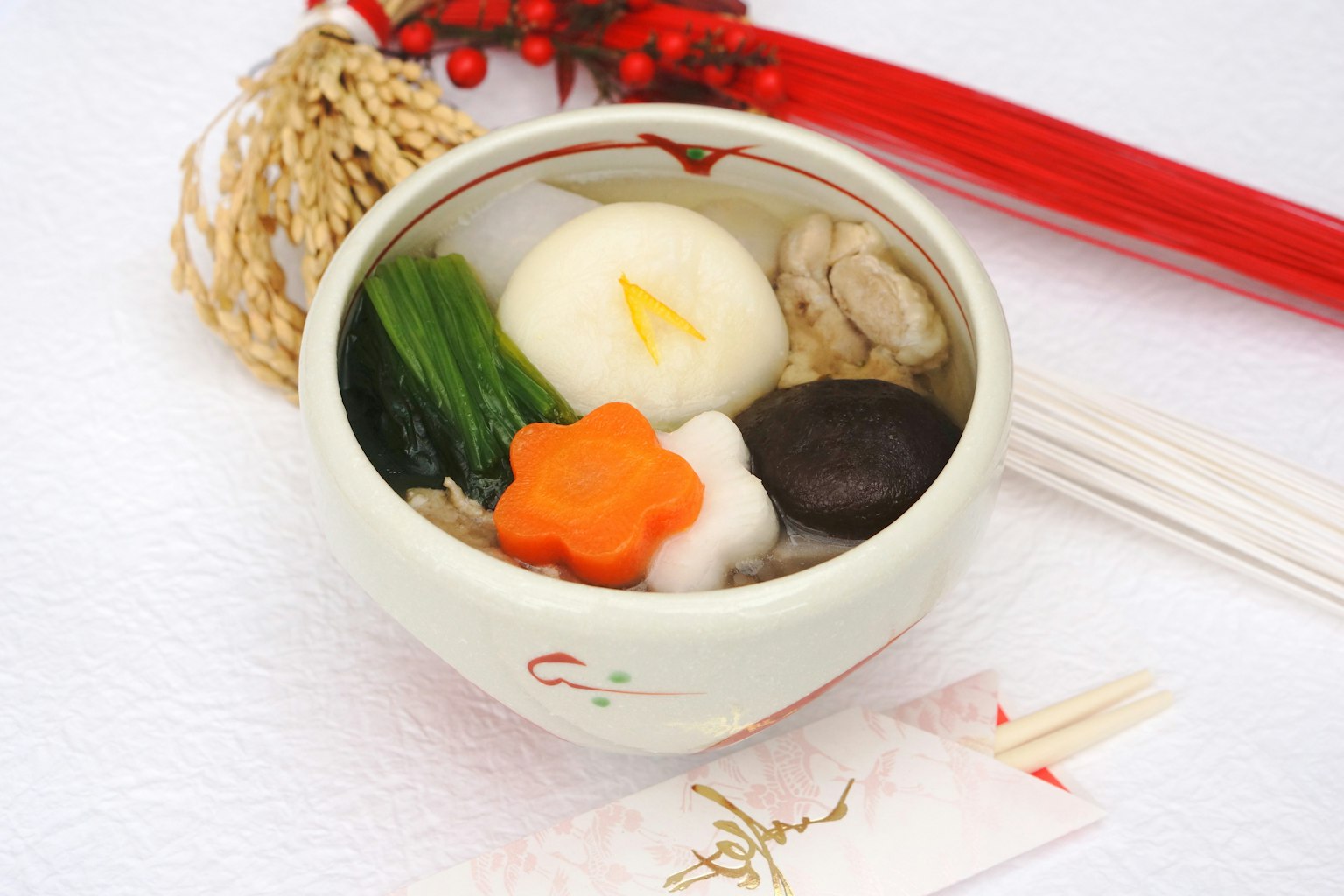 Hidangan tradisional Jepang disajikan dalam mangkuk dengan sayuran berwarna-warni dan kue beras
