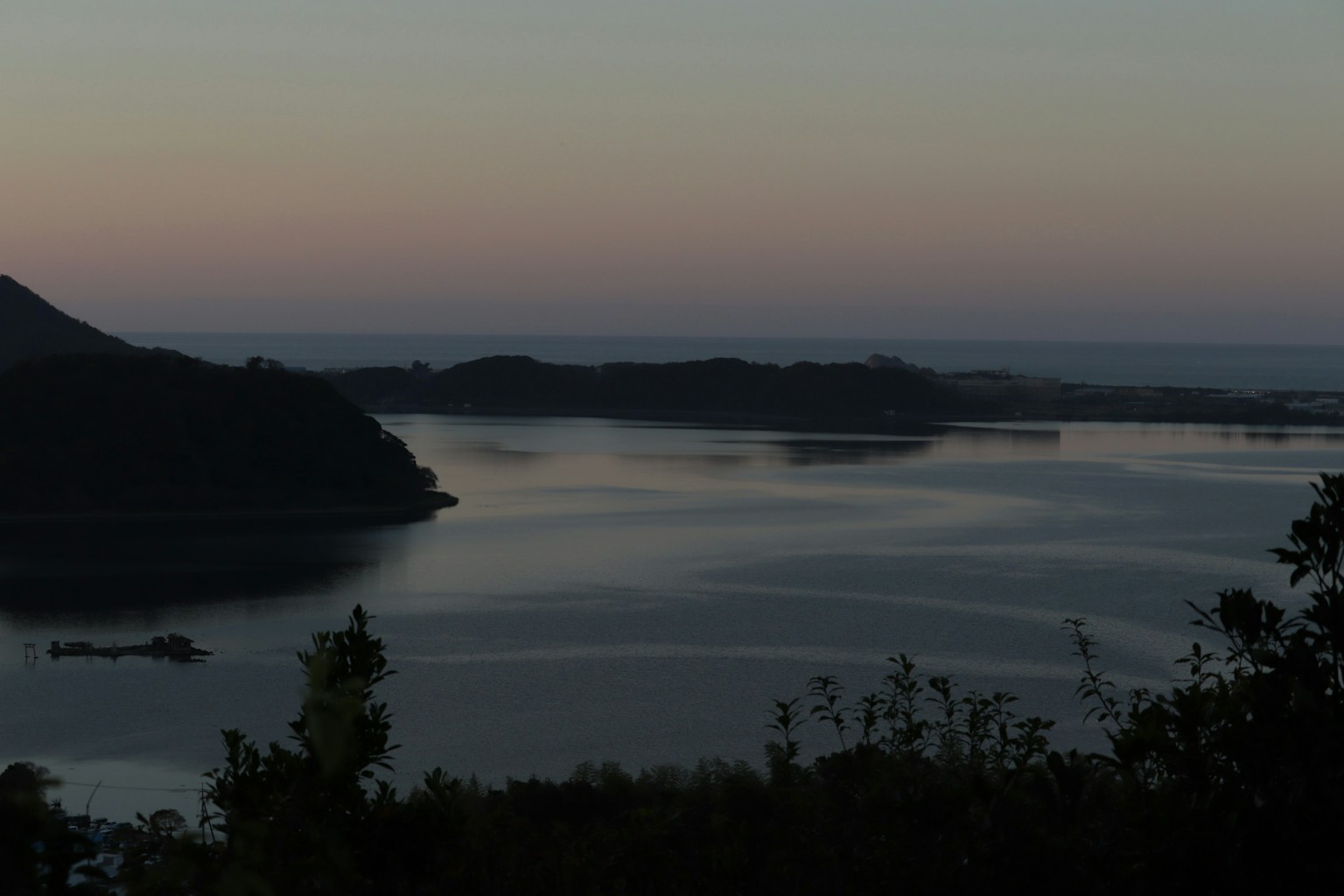 宁静的湖泊景观与柔和的日落色调