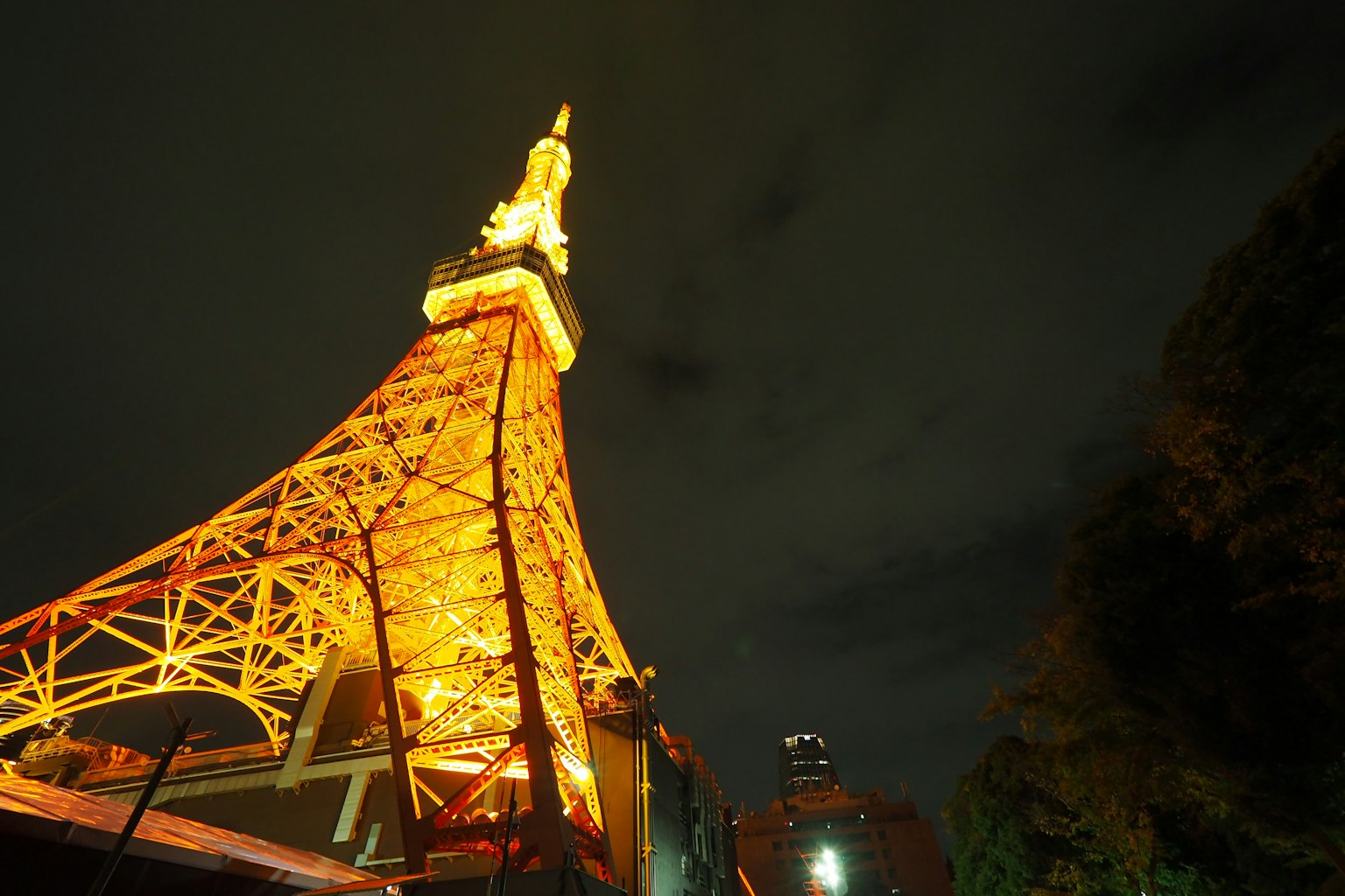 東京塔夜間的橙色燈光