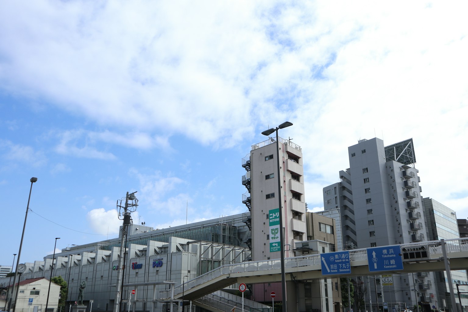 อาคารสมัยใหม่และป้ายจราจรใต้ท้องฟ้าสีฟ้า