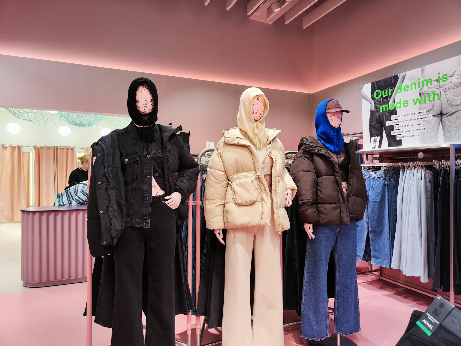 ファッションストアのディスプレイに並ぶマネキンたちが冬のアウターを着用している