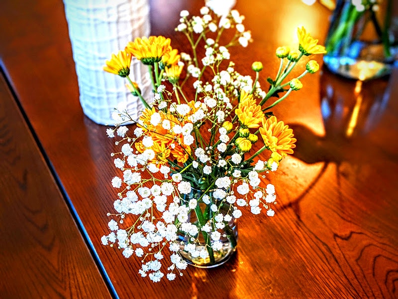 bouquet de fleurs sur une table en bois