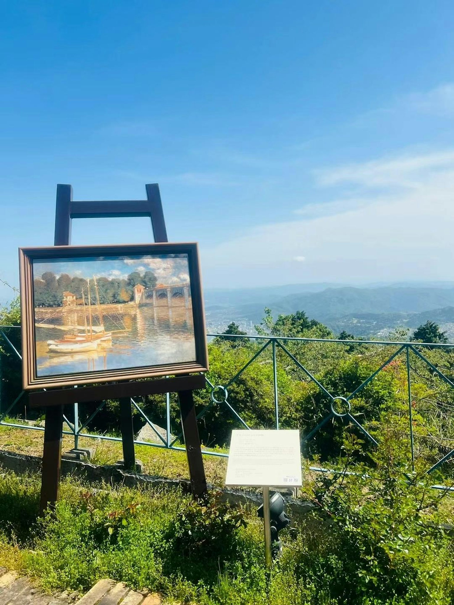 画在画架上的风景画与周围的自然风光