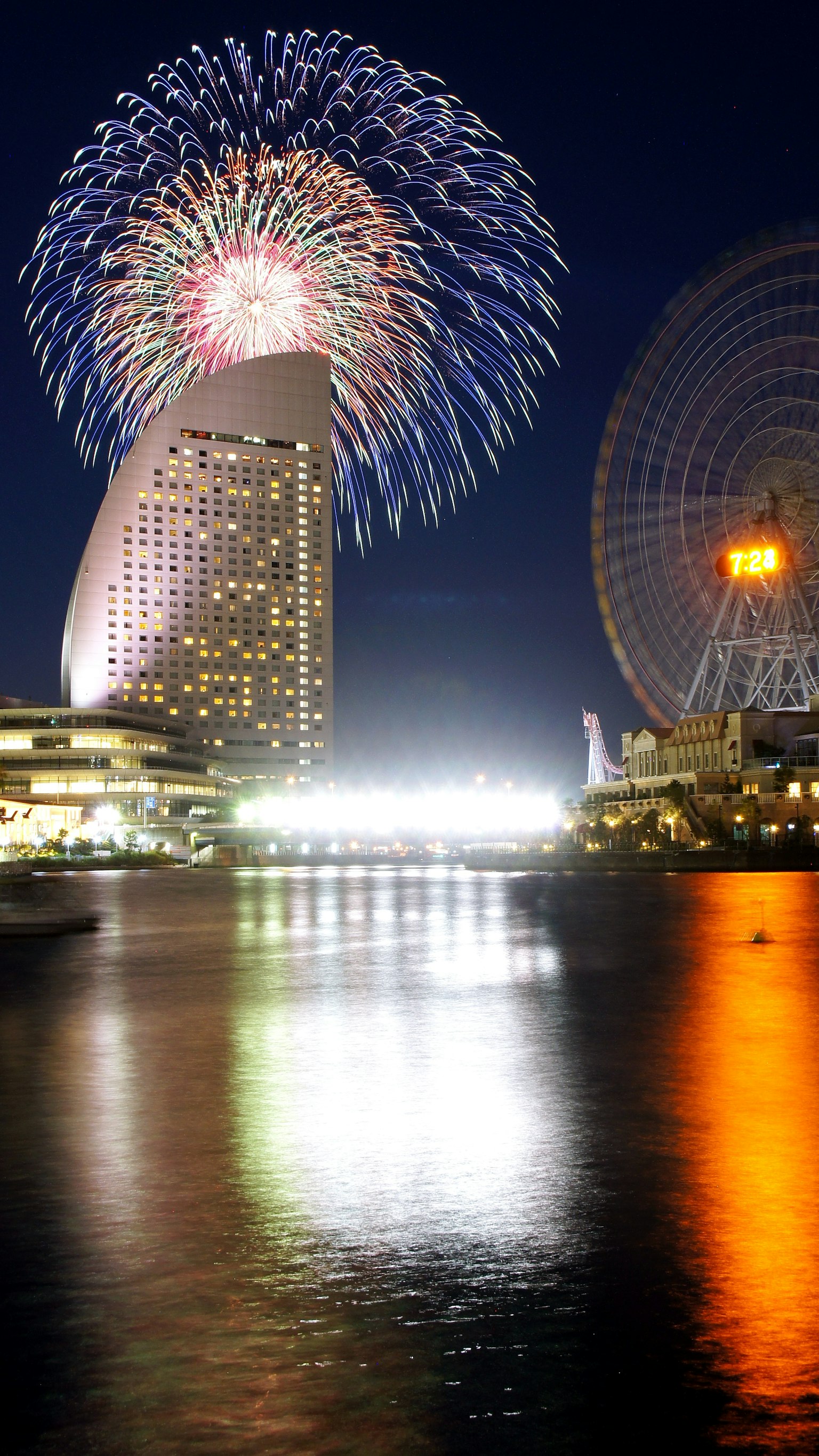 Fuochi d'artificio che illuminano lo skyline di Yokohama di notte