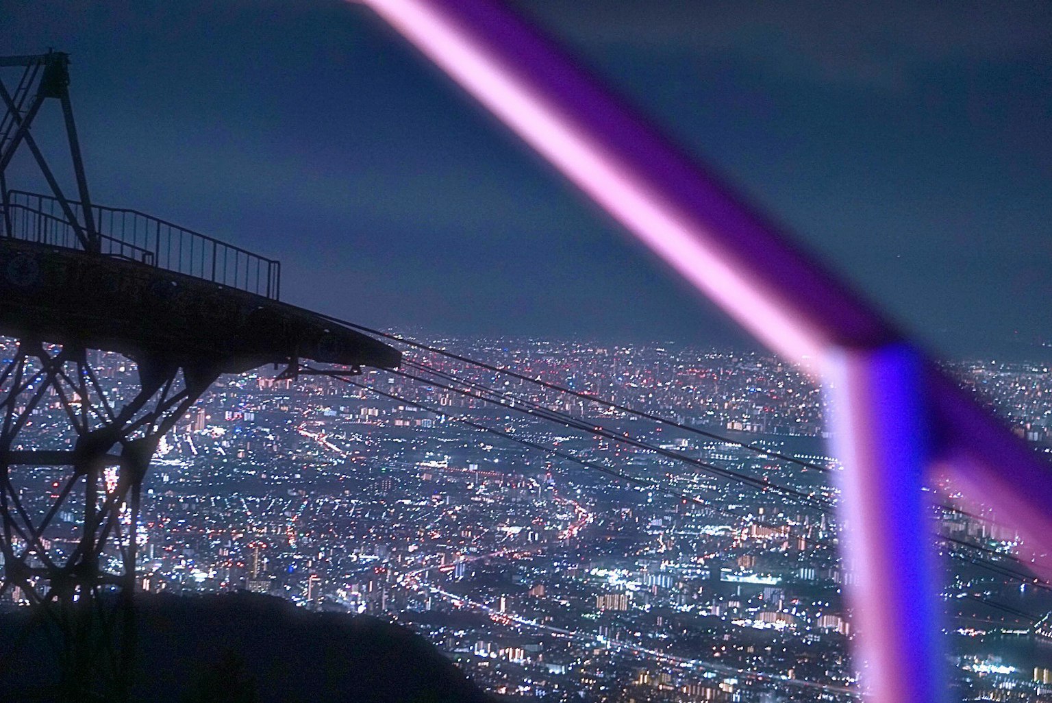 夜景背景下的結構部分與紫色照明