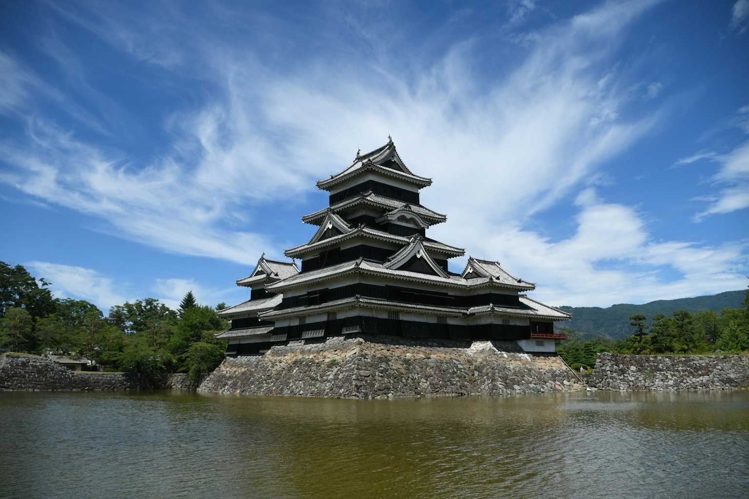 Kastil Matsumoto yang megah di bawah langit biru yang indah
