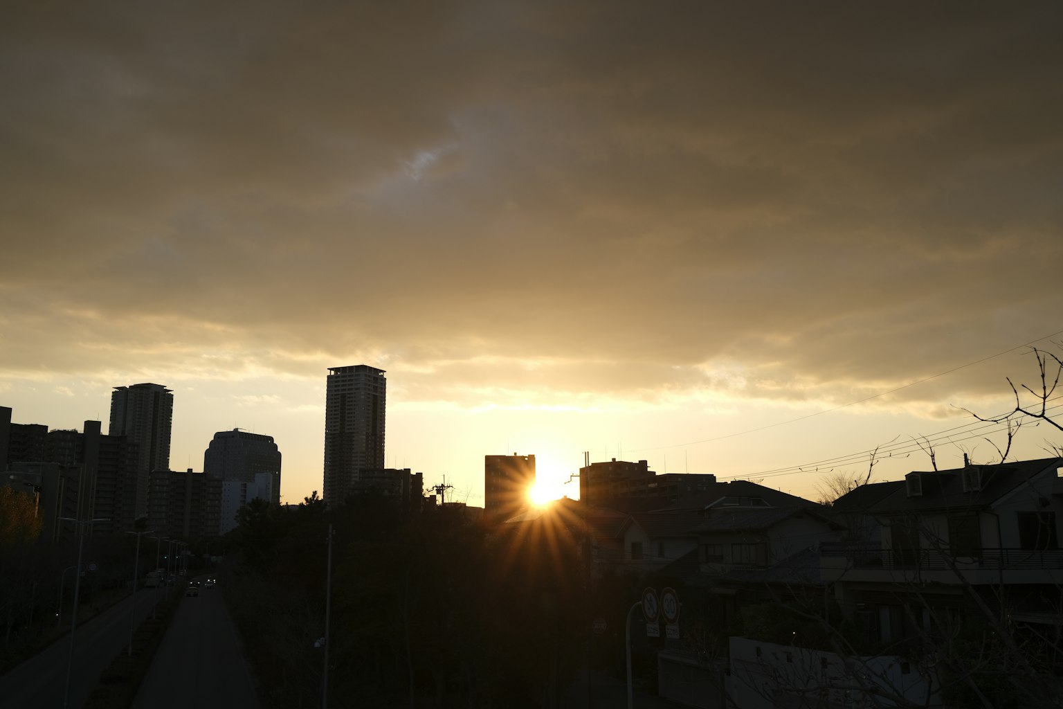 Stadtansicht bei Sonnenuntergang mit silhouettierten Gebäuden