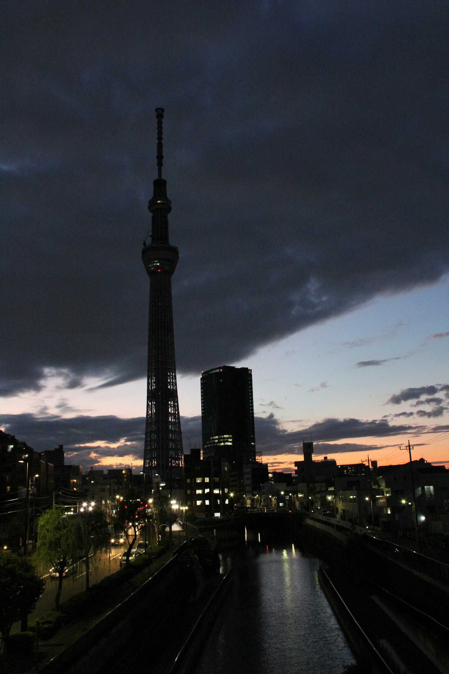 Silhouette de la Tokyo Skytree contra un cielo al atardecer