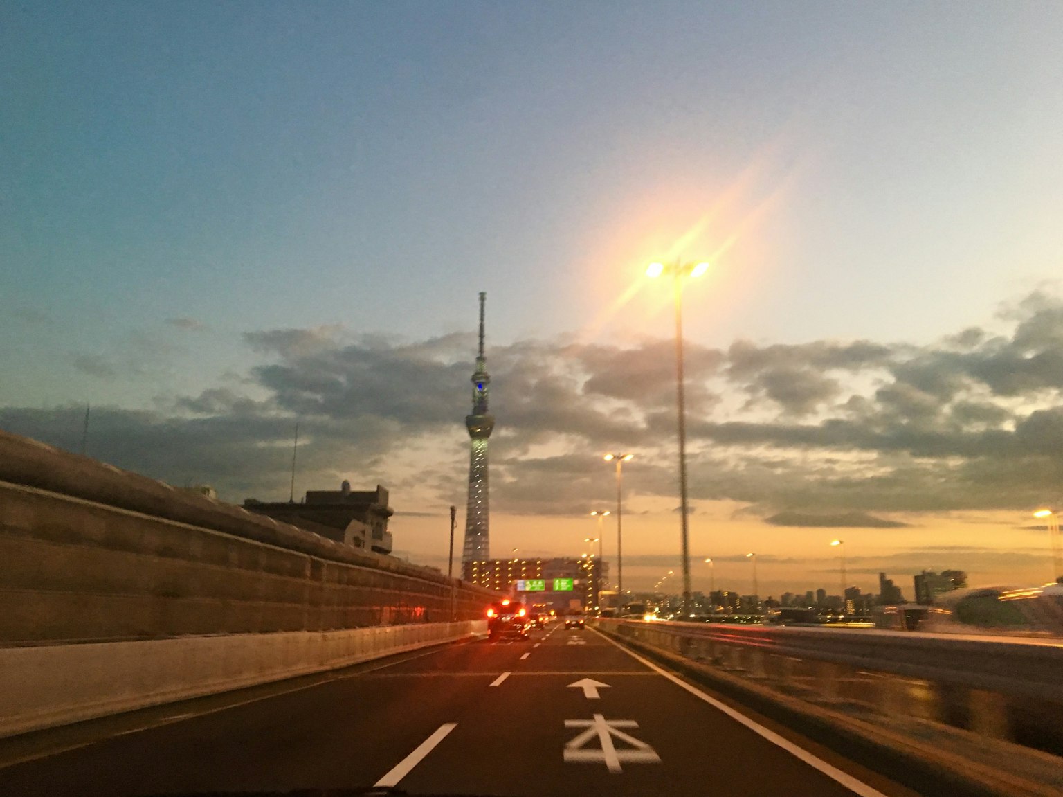黄昏时的东京晴空塔和高速公路