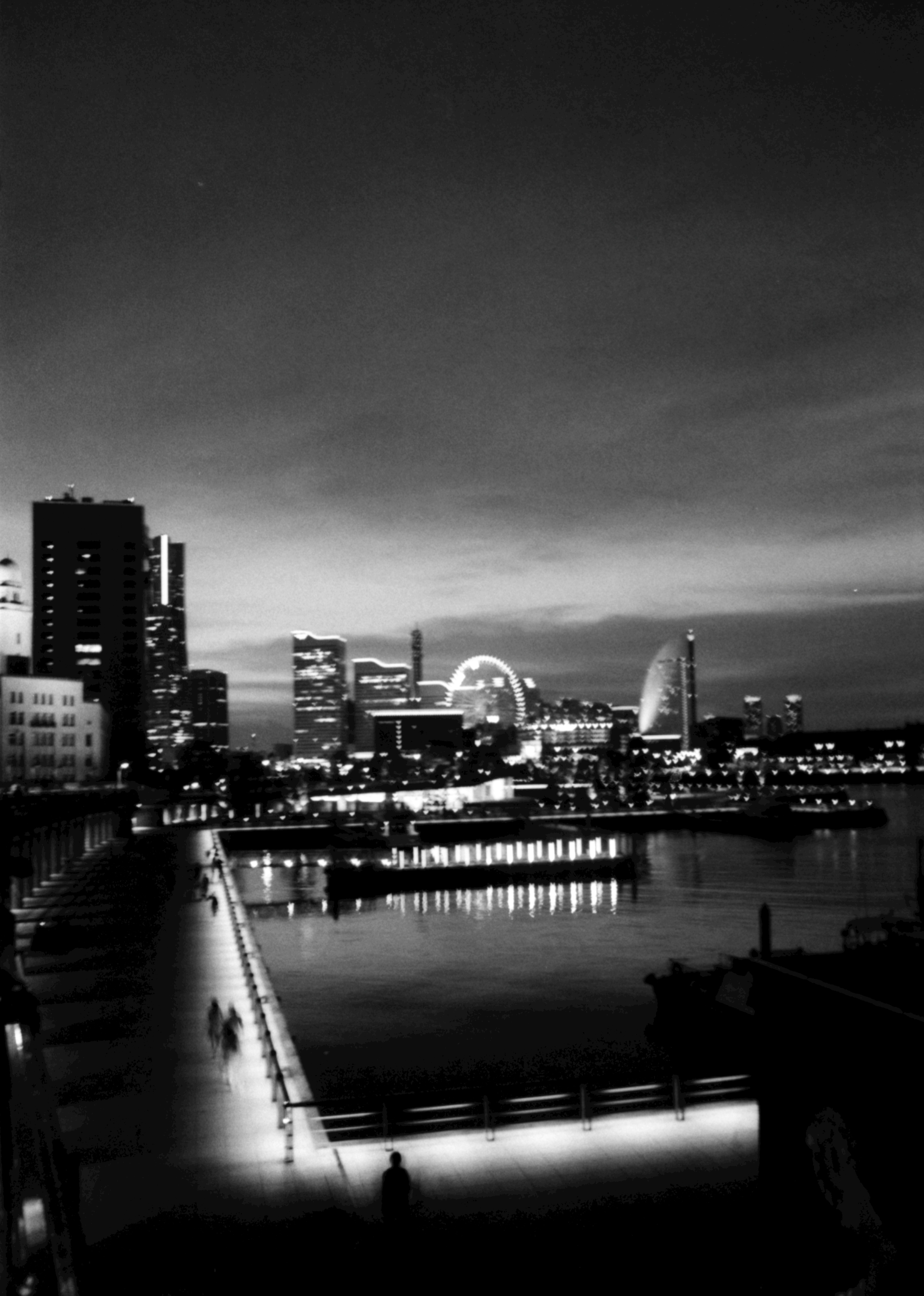 paesaggio notturno in bianco e nero lungo il porto di Yokohama
