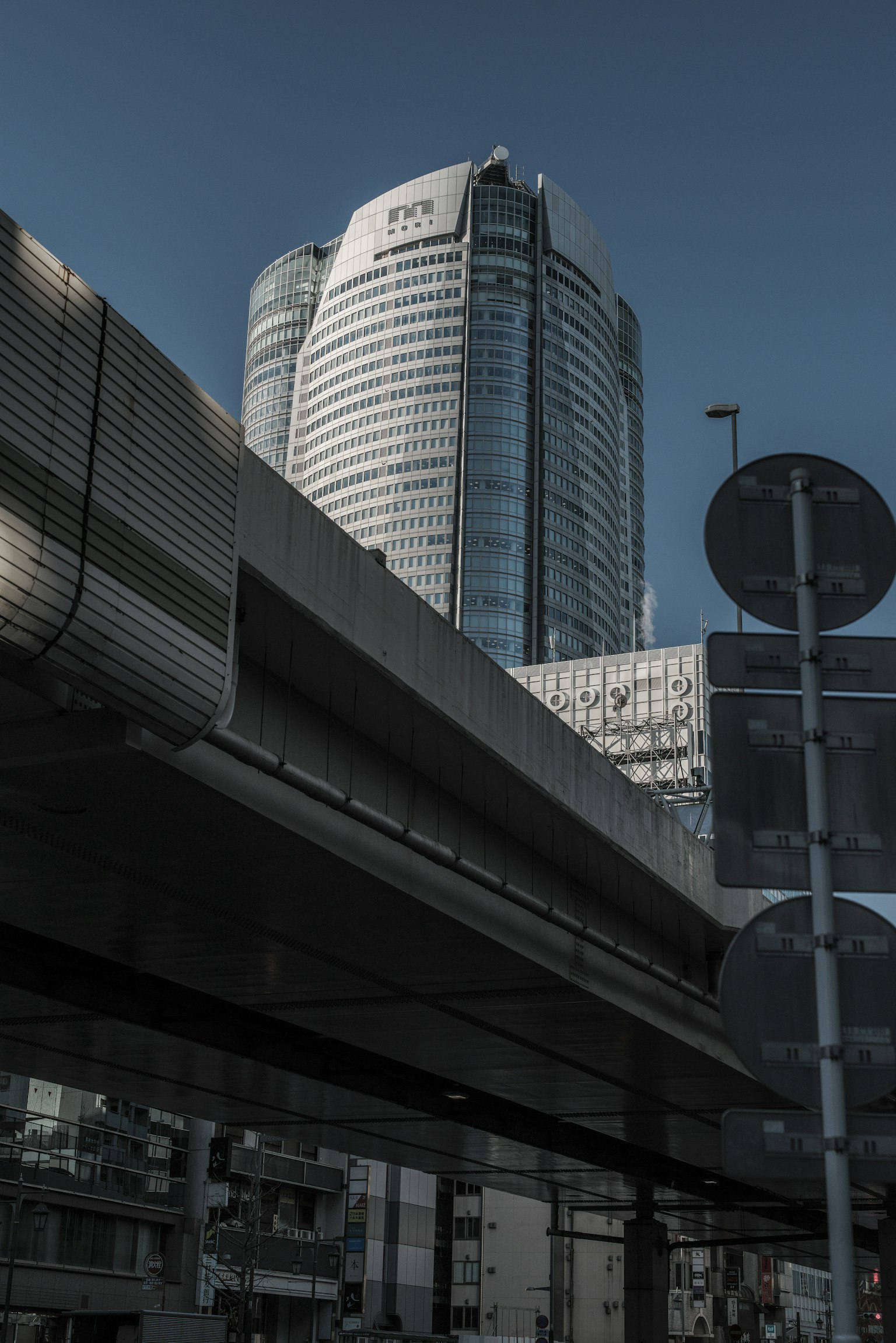 城市風景，包含摩天大樓和交通標誌