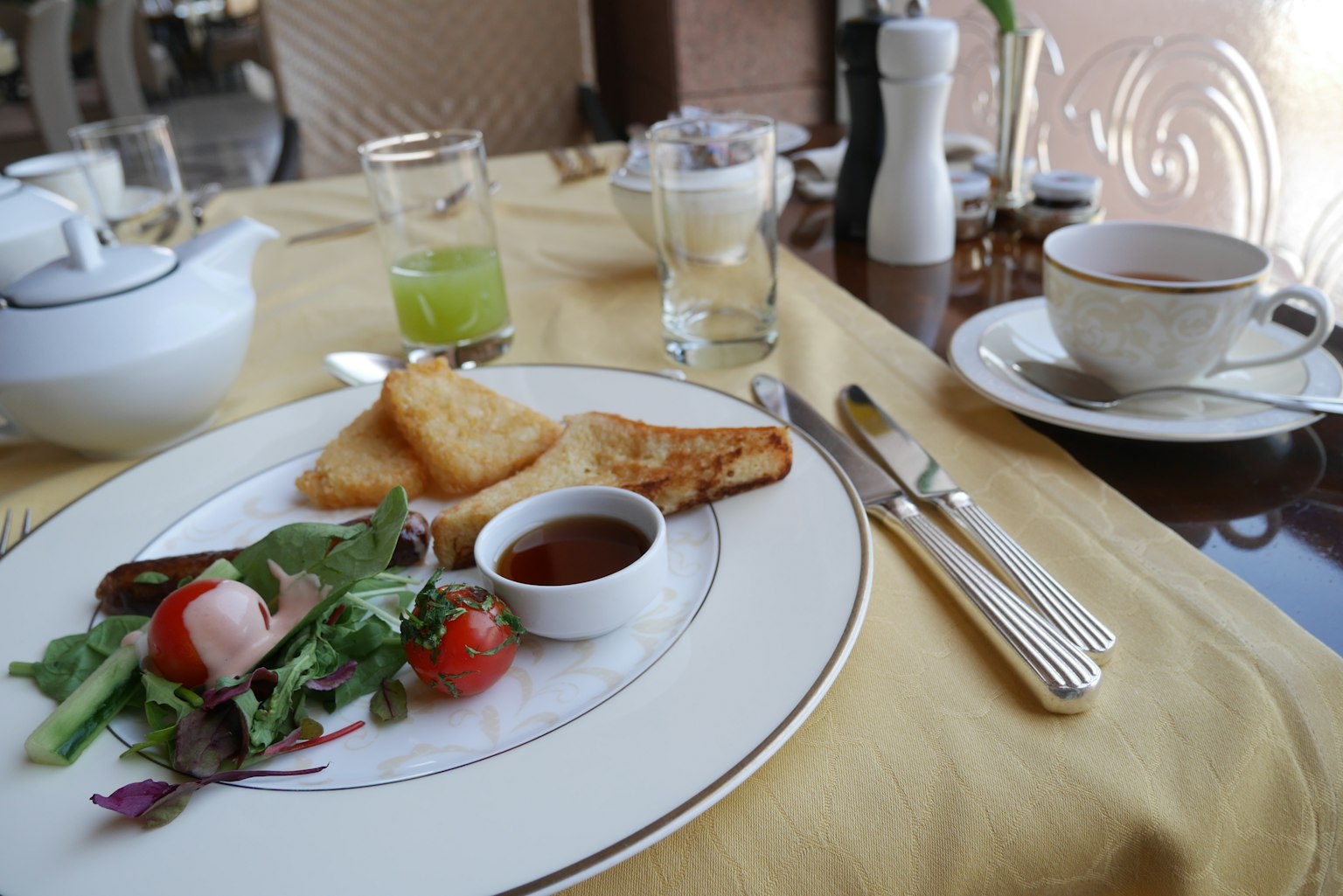 Ein Frühstücksteller mit Salat Kirschtomaten und Sauce