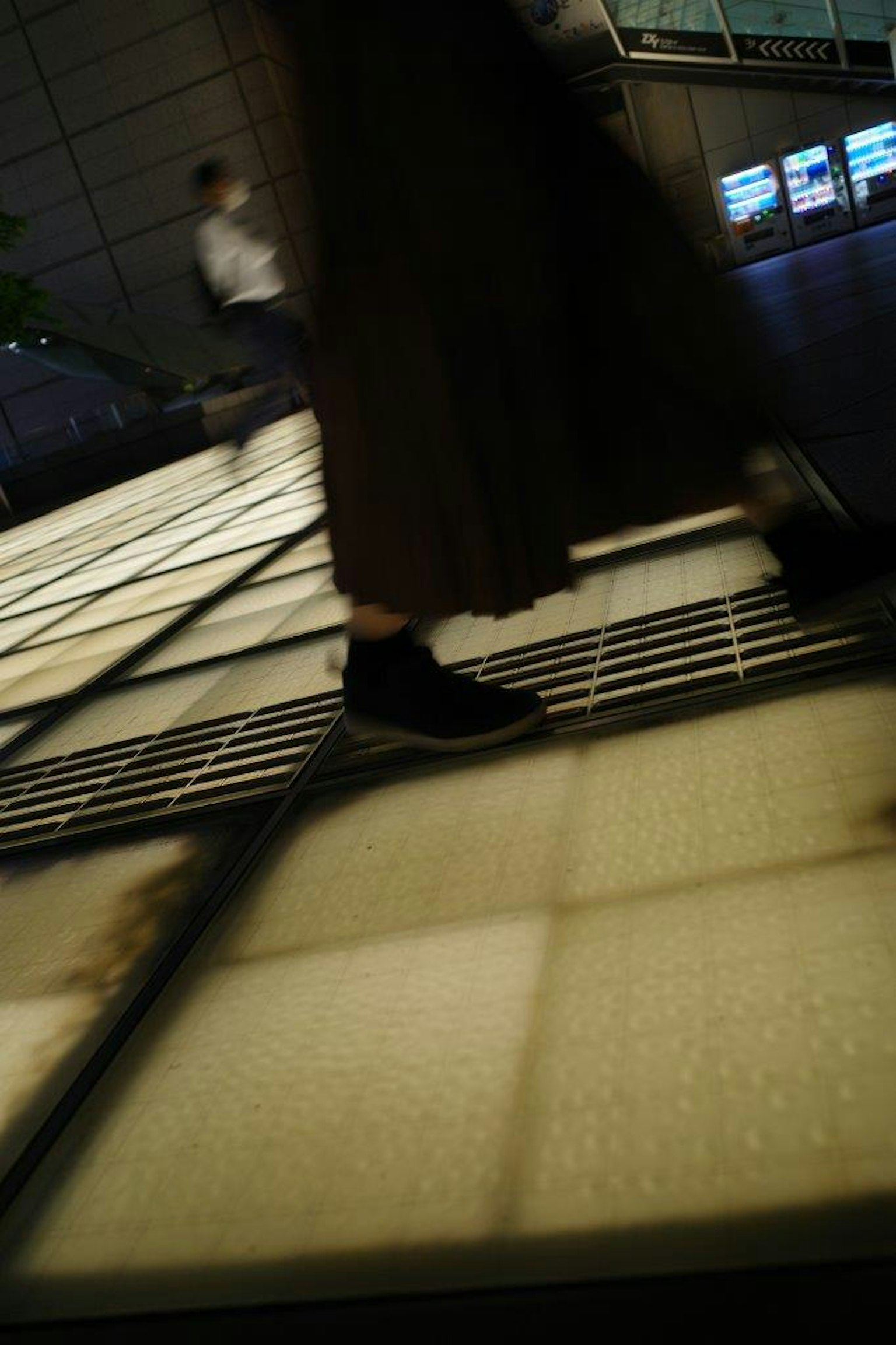 Foto di una persona che cammina su un pavimento di vetro