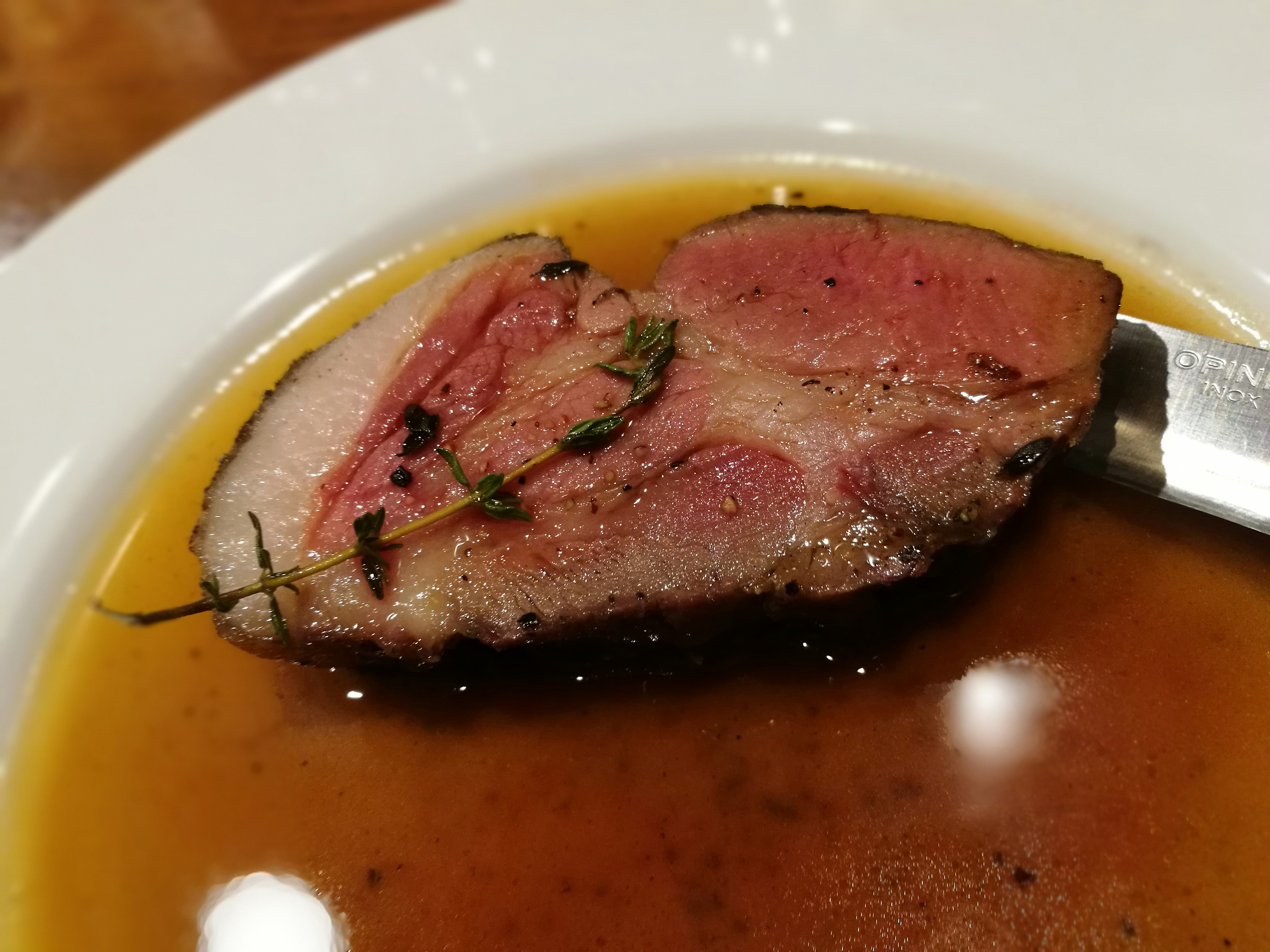 ソースに浸かったロースト肉の一切れ