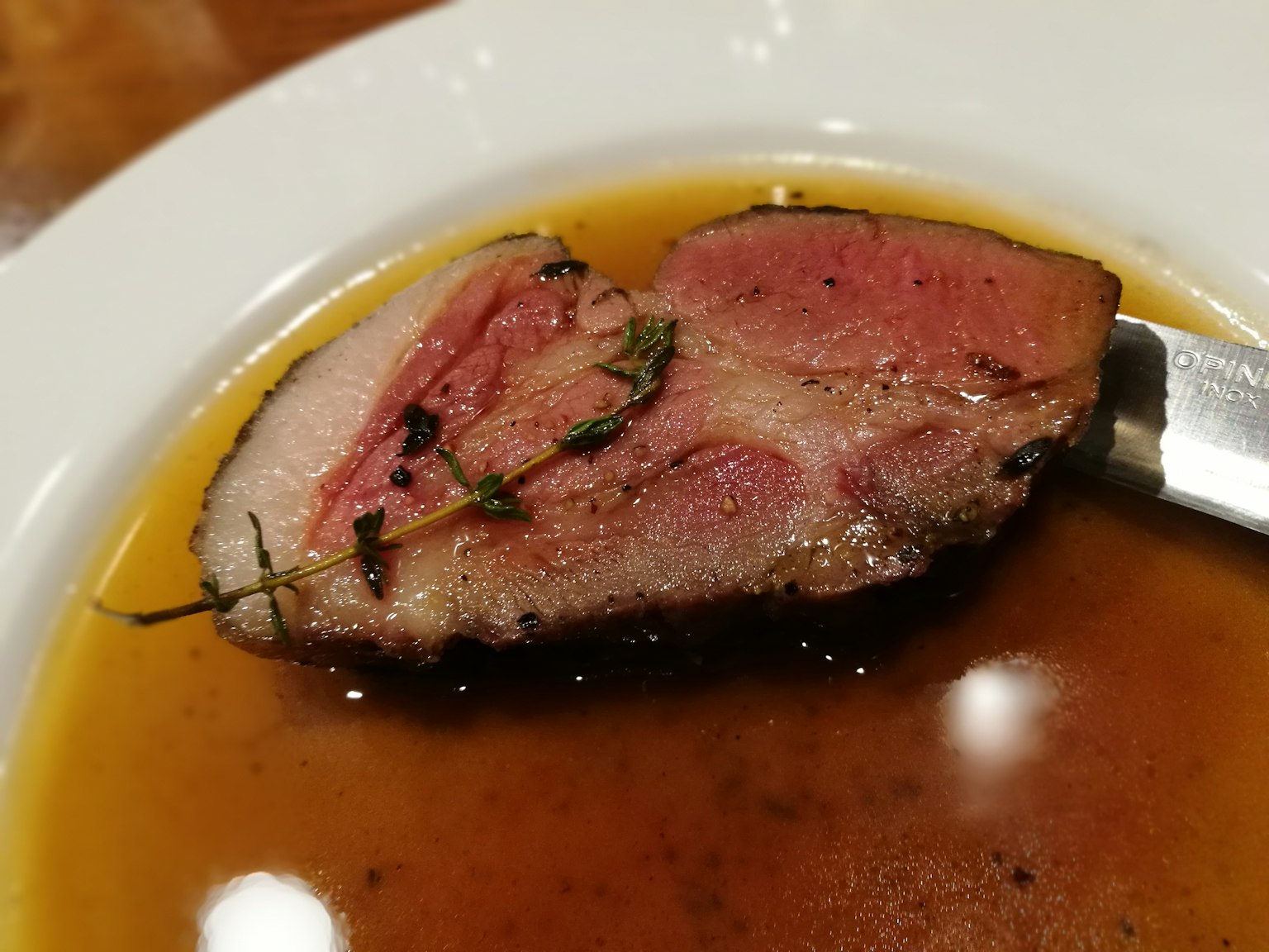 เนื้อสไลซ์ตกแต่งด้วยสมุนไพรอยู่ในน้ำซุปที่อร่อย