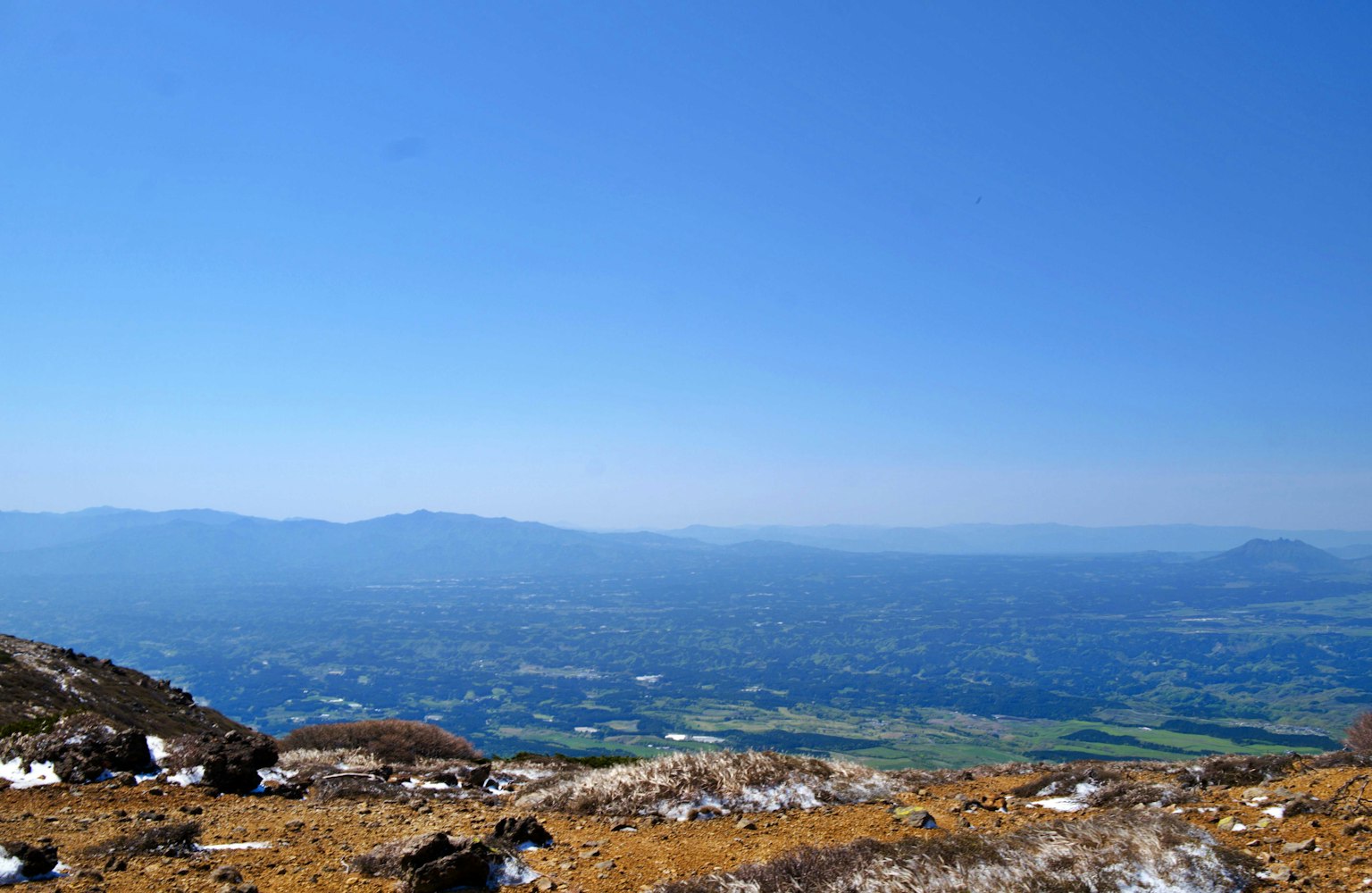 Pemandangan panorama gunung di bawah langit biru cerah
