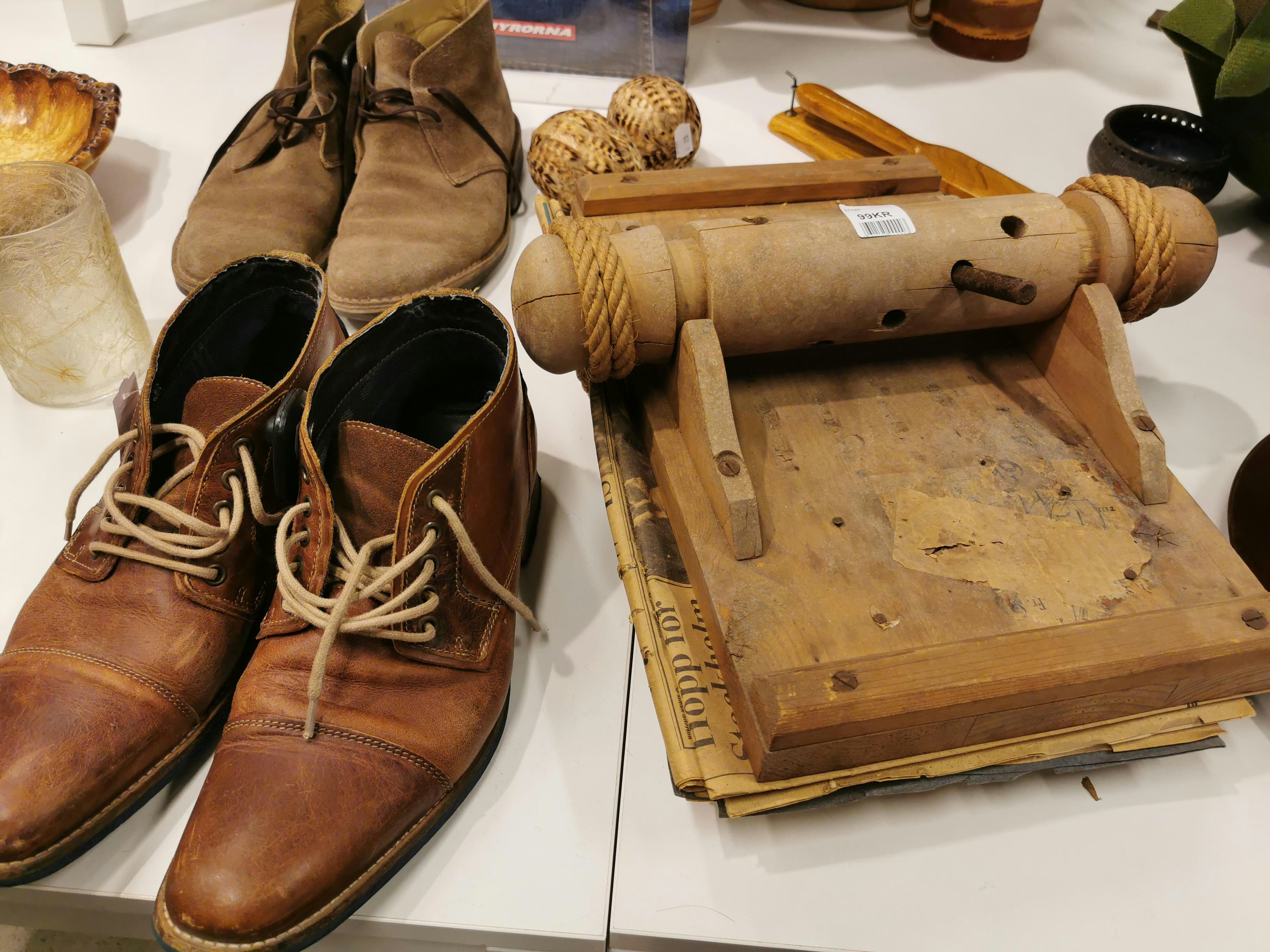 皮靴與木質工具陳列在展示架上的靜物