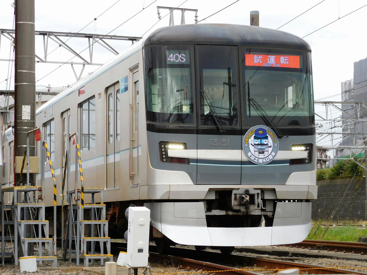 現代設計的列車停靠在鐵路上