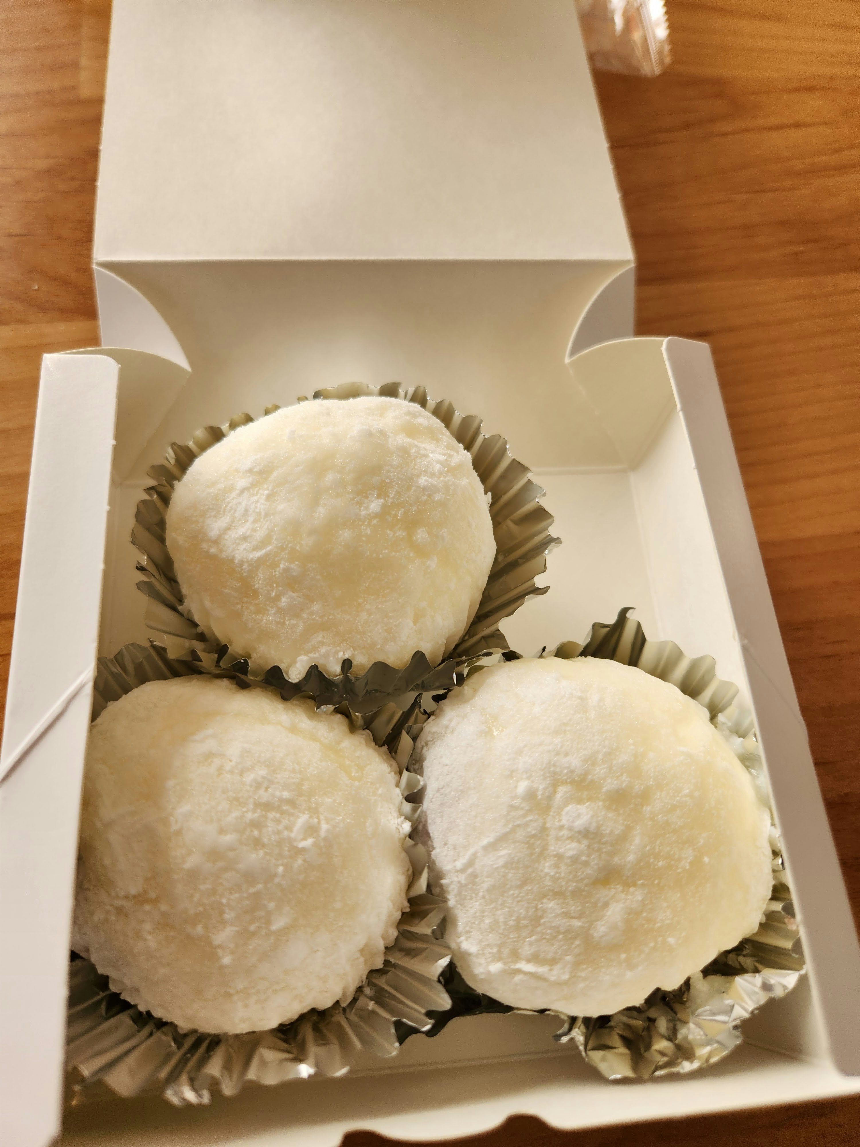 纸盒里的三只松软面包