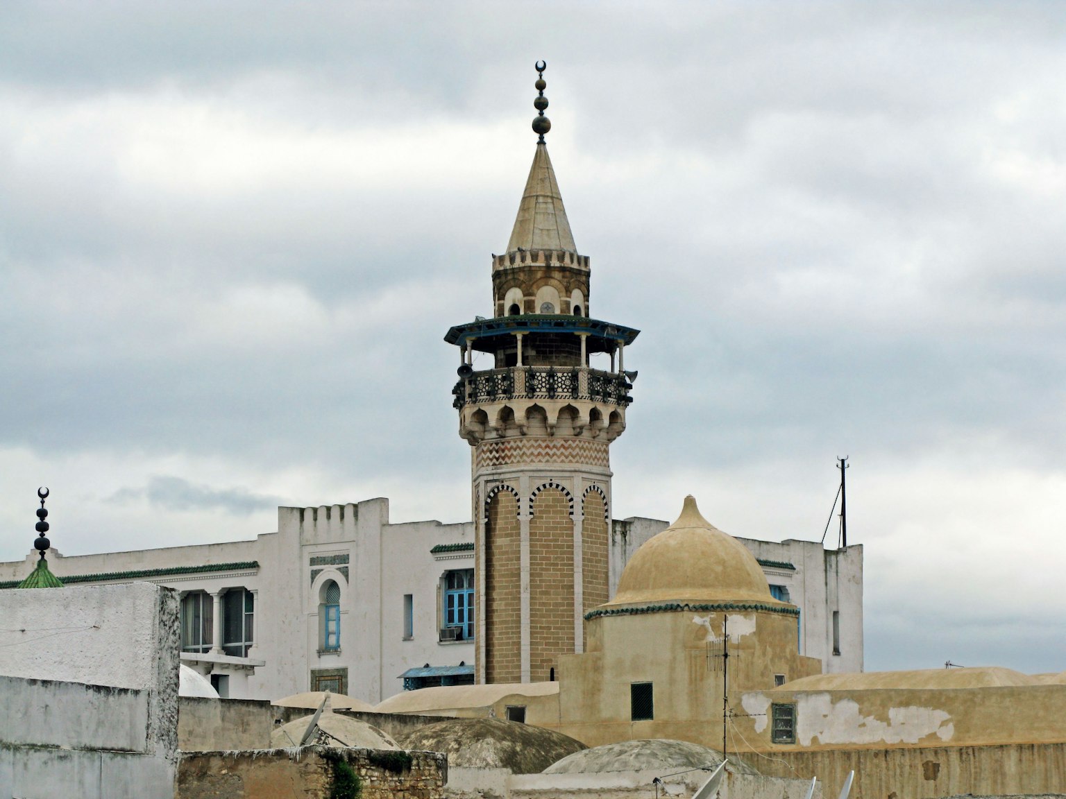 Vue d'un minaret de mosquée et d'un dôme sous un ciel nuageux
