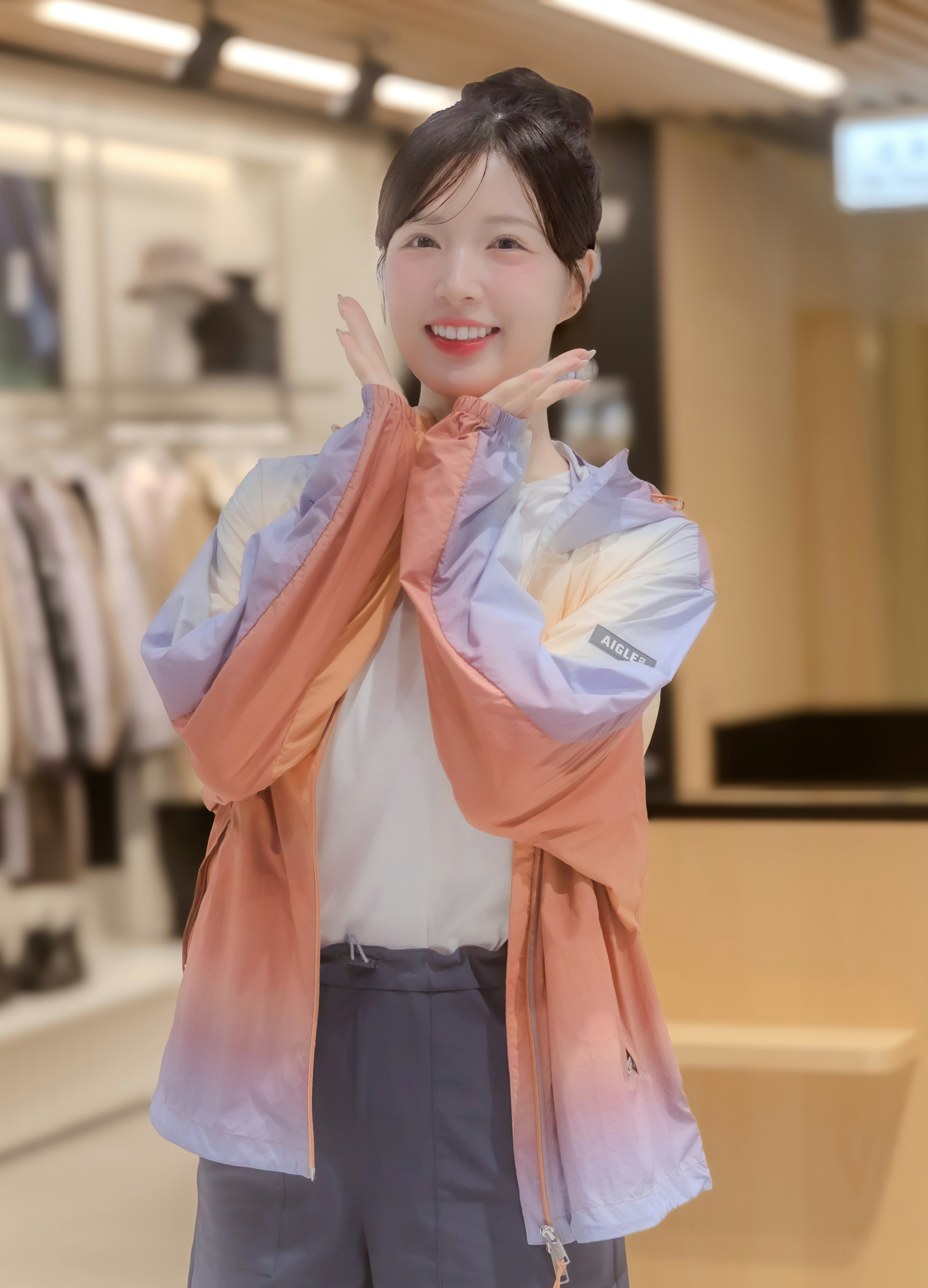 店内で手を振る笑顔の女性のポートレート