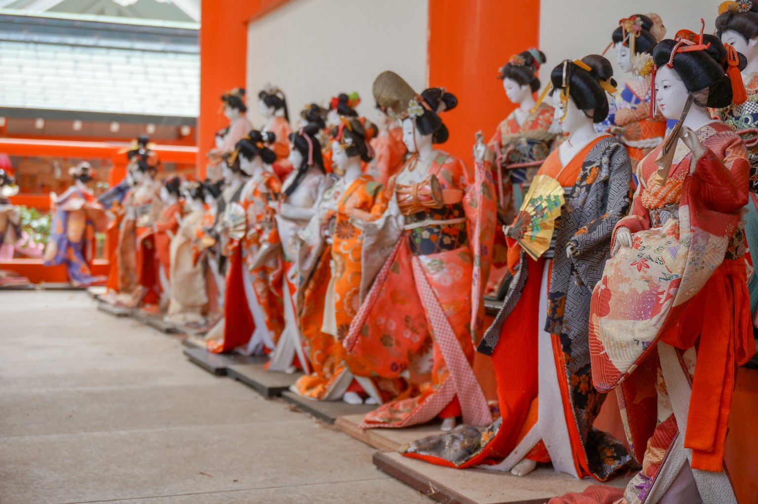 Búp bê màu sắc rực rỡ mặc kimono được sắp xếp trong triển lãm truyền thống Nhật Bản