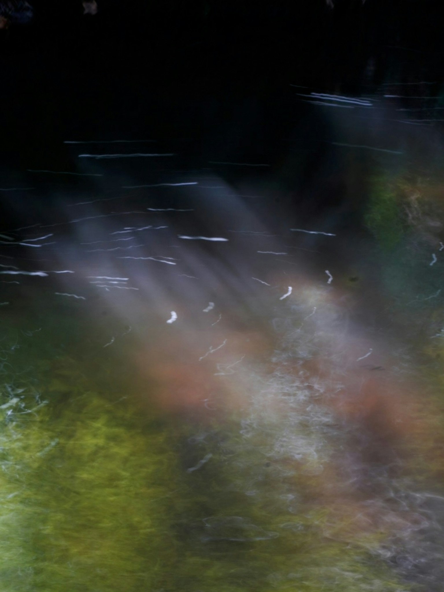 Abstrakte Landschaft mit Lichtstrahlen und Farbvariationen auf der Wasseroberfläche