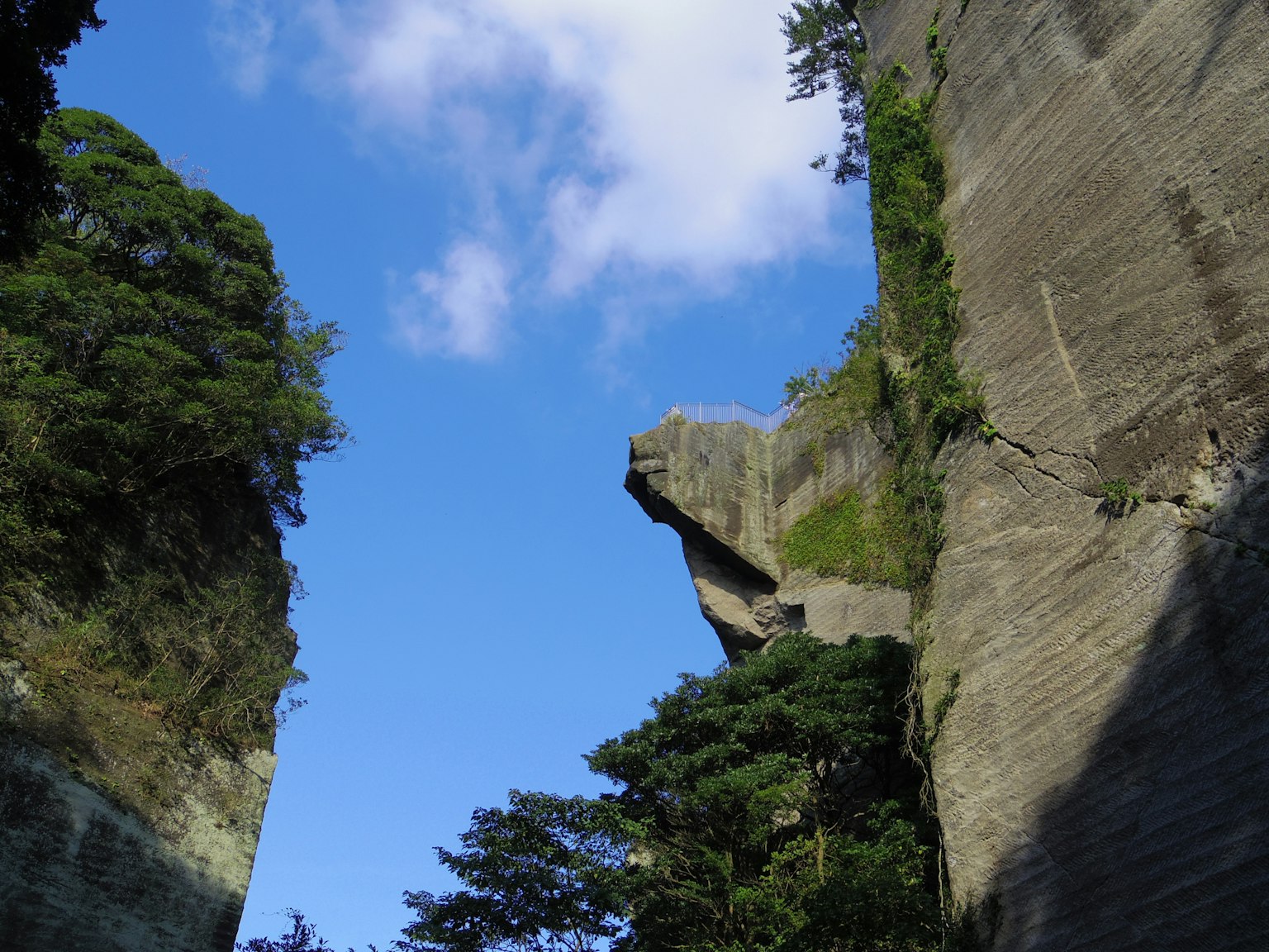 Vue pittoresque entre de grandes formations rocheuses sous un ciel bleu