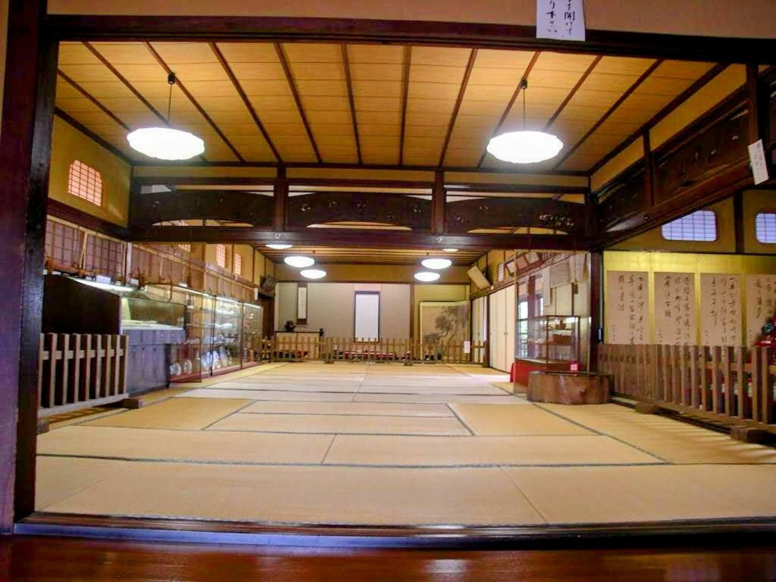 Nội thất của một phòng tatami truyền thống của Nhật Bản với các thanh gỗ