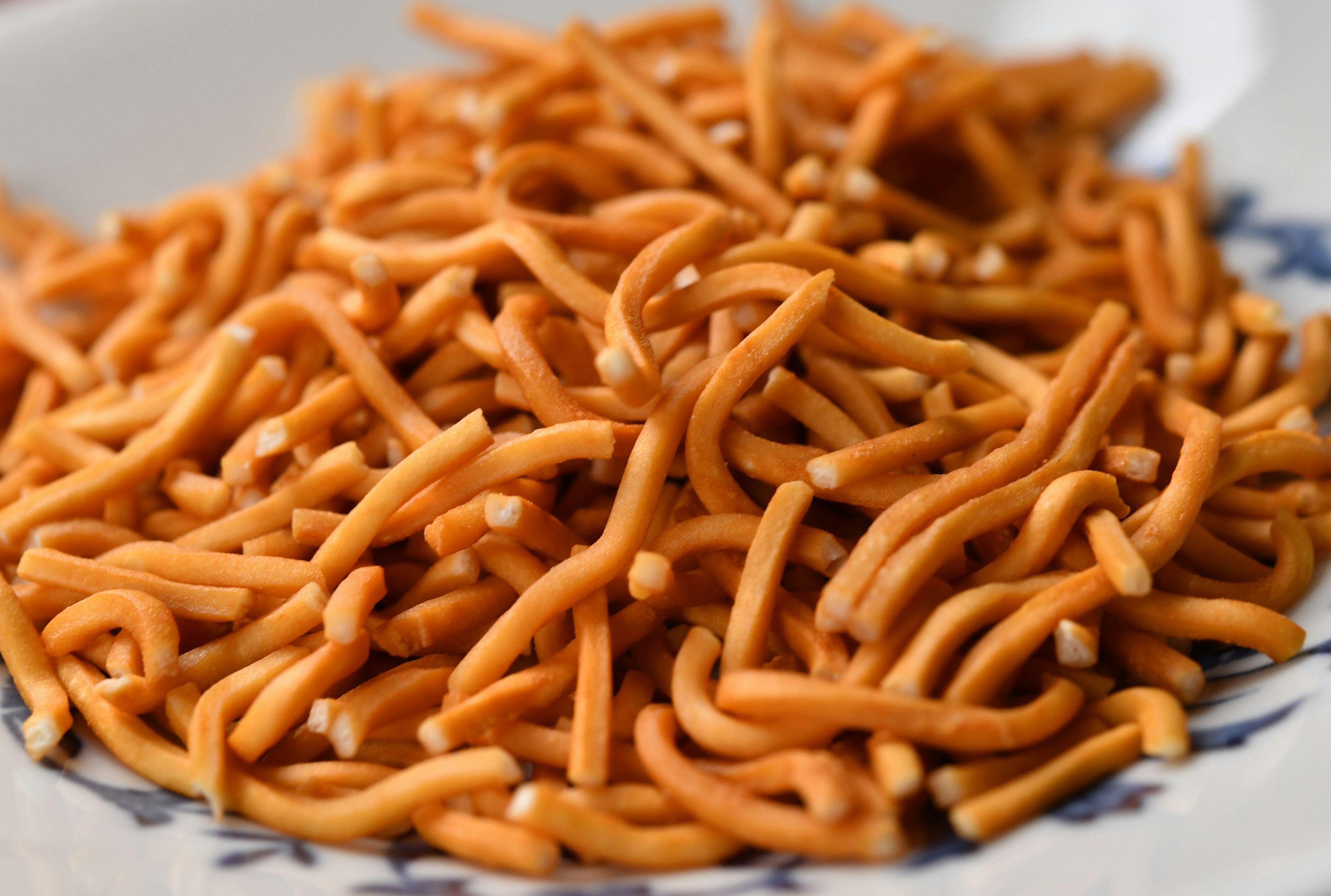 皿に盛られたオレンジ色の細い麺