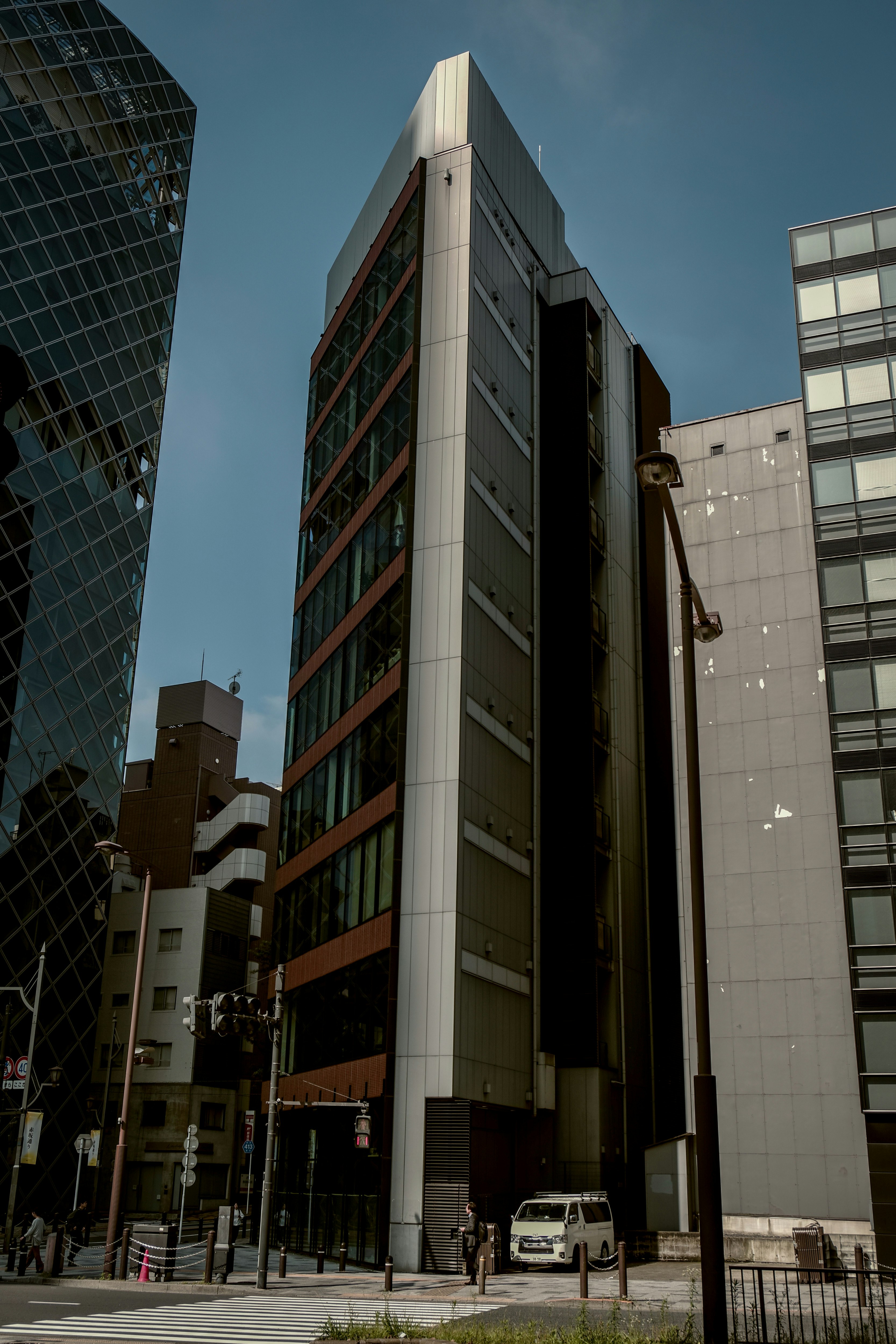 市中心高而窄的楼群街景