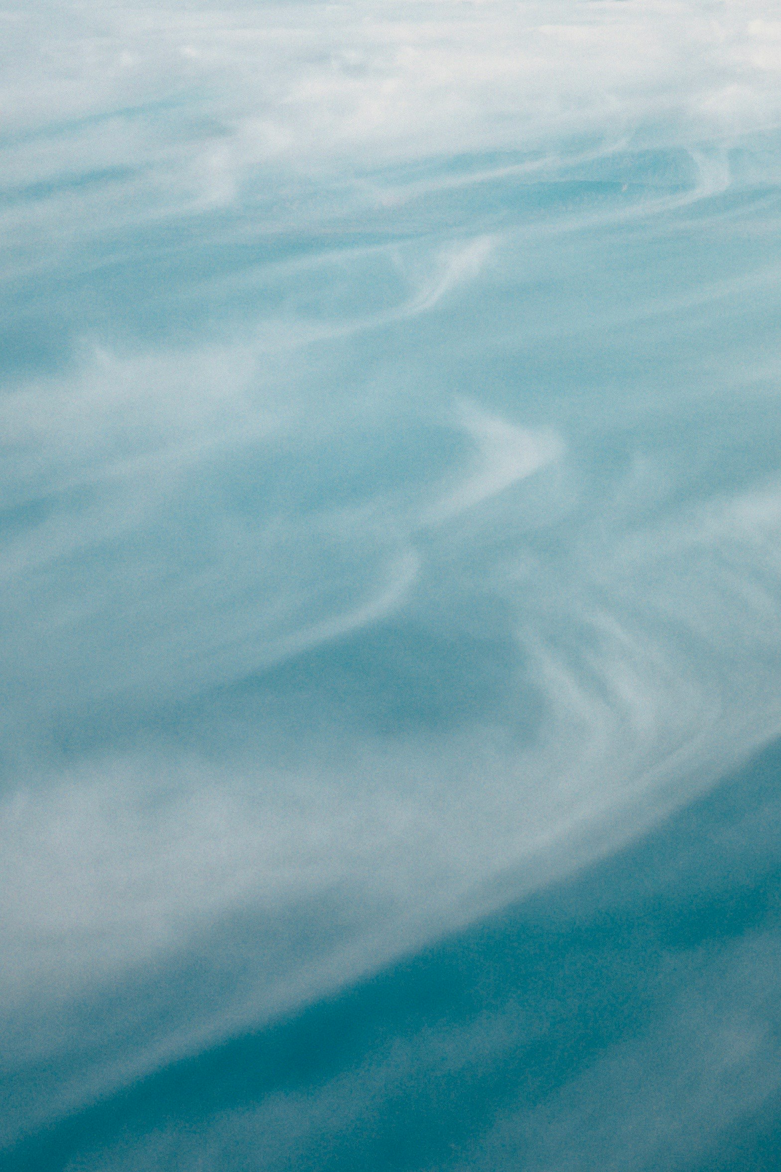 流れる雲の抽象的な空の表情