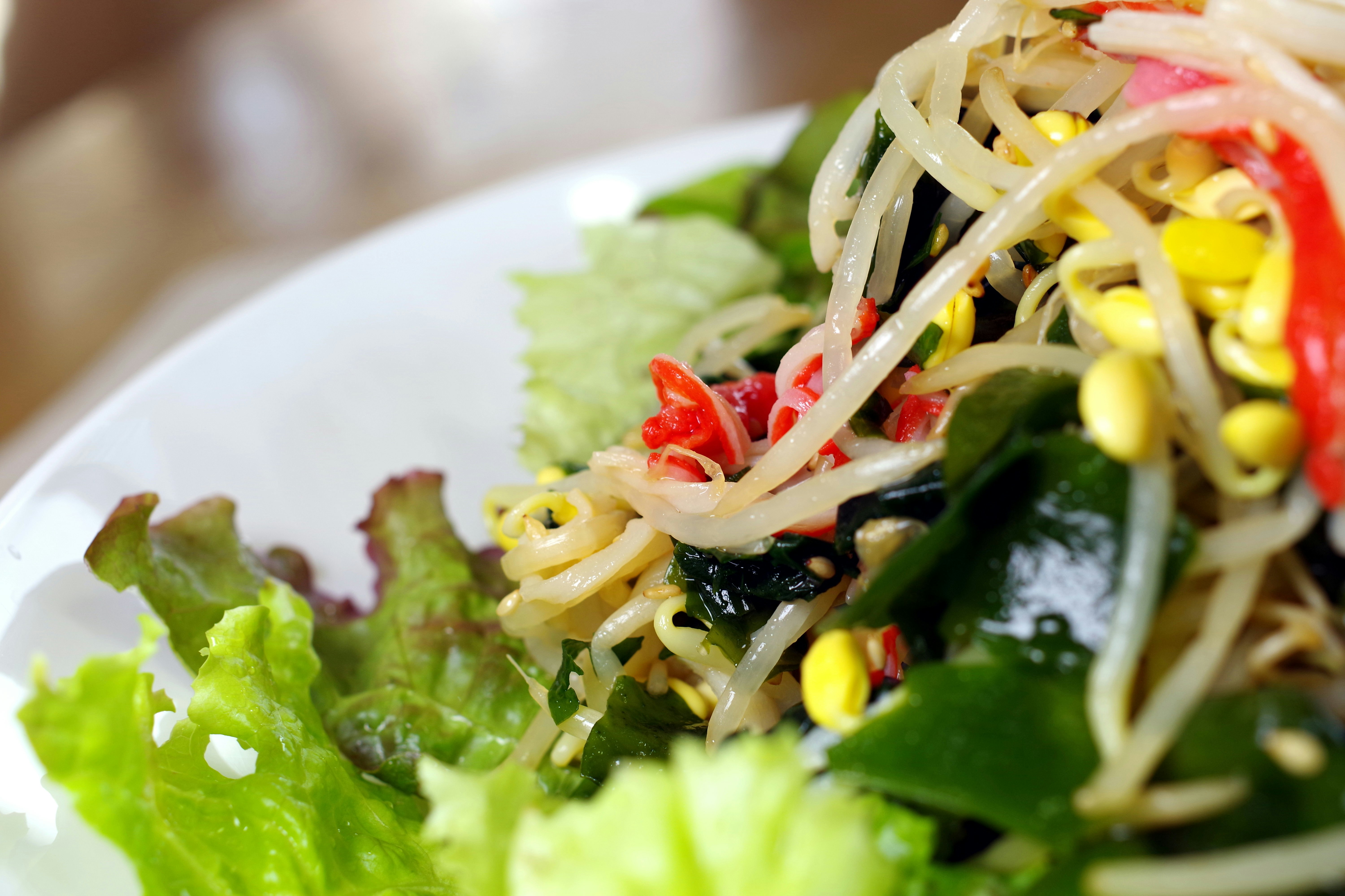salade de légumes et nouilles dans une assiette