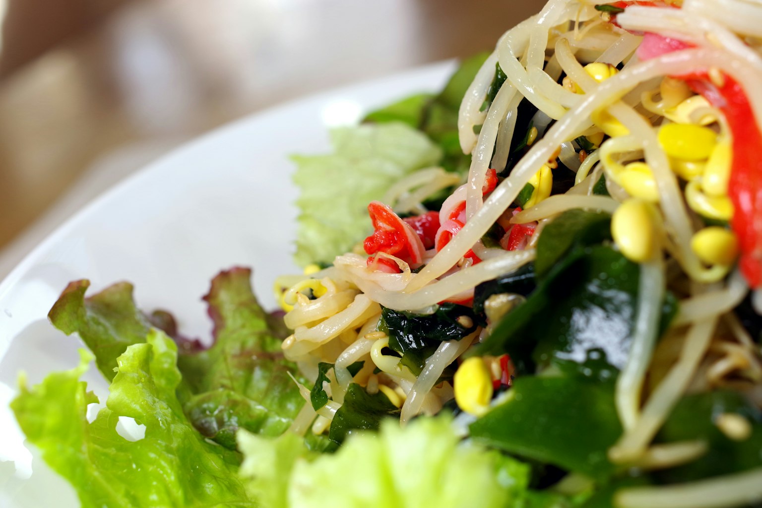Une salade fraîche avec des légumes colorés et des germes de soja