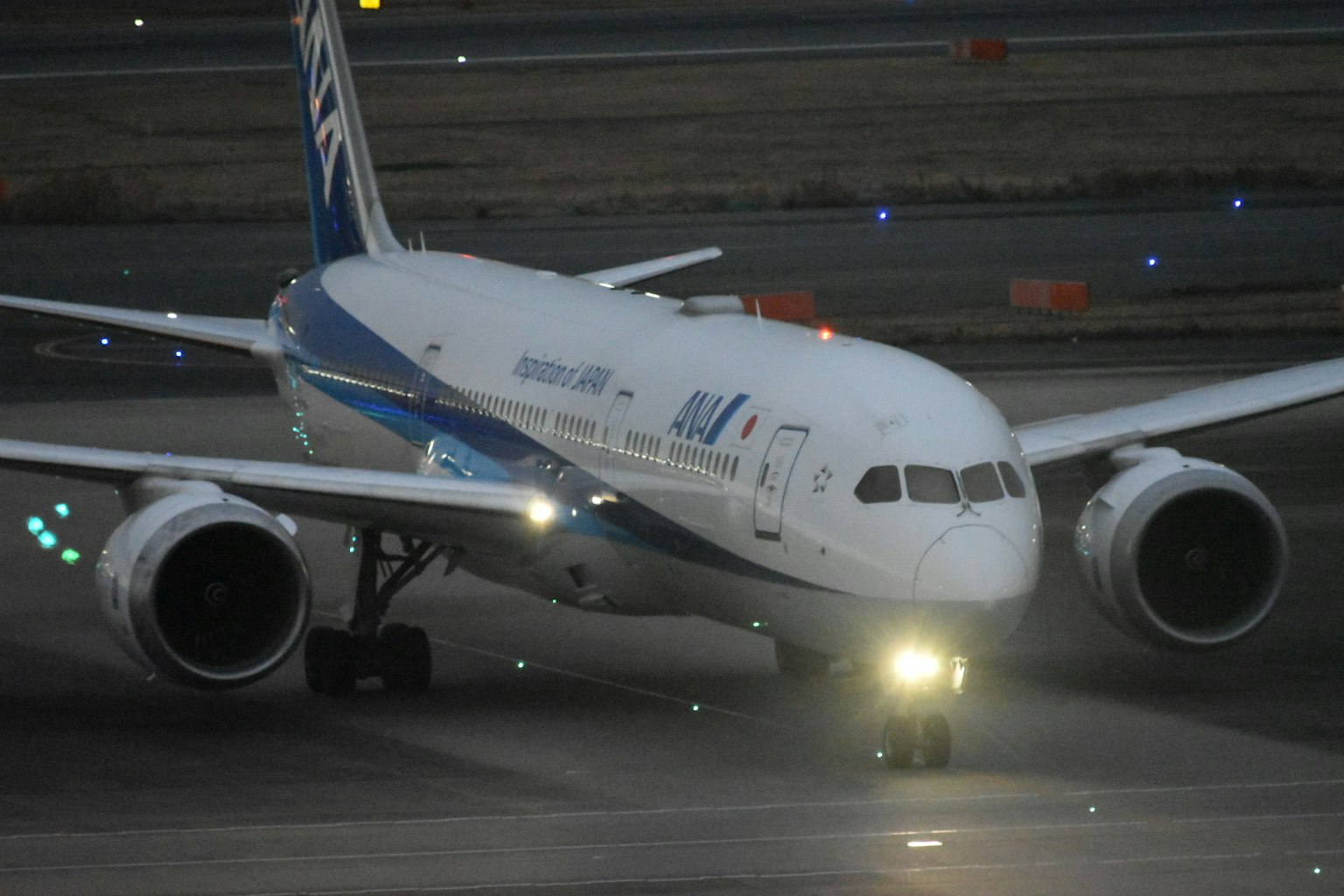 Boeing 787 d'ANA circulant sur la piste