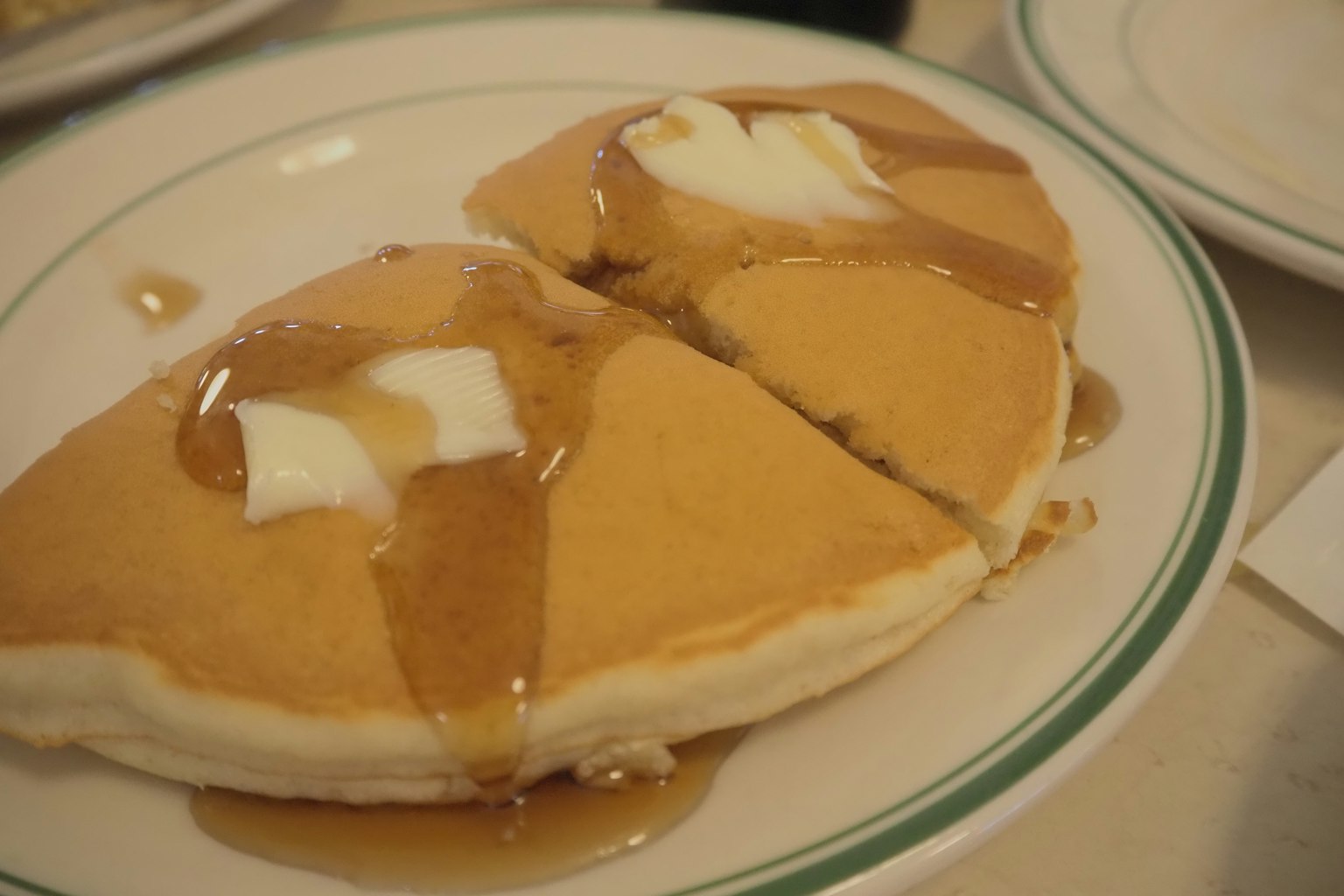 Piatto di pancake con burro e sciroppo