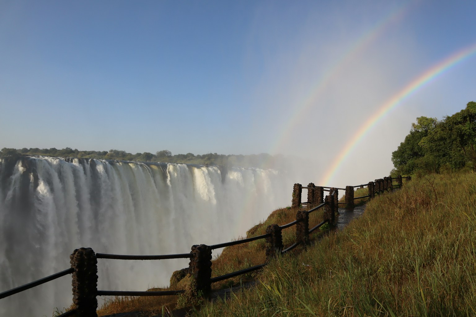 Vista maestosa delle cascate Vittoria con arcobaleno visibile