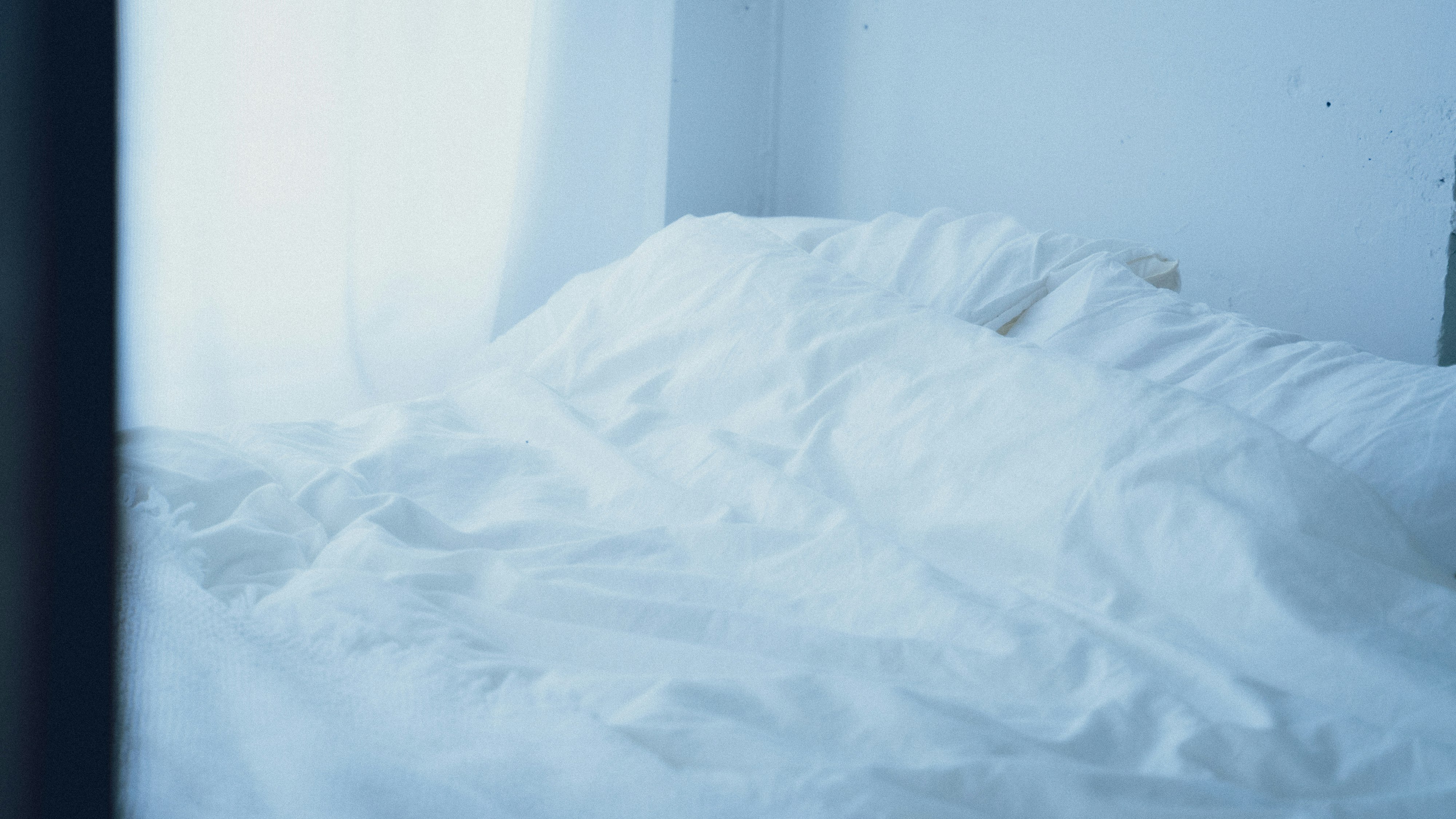 chambre avec un lit aux draps blancs et une ambiance reposante