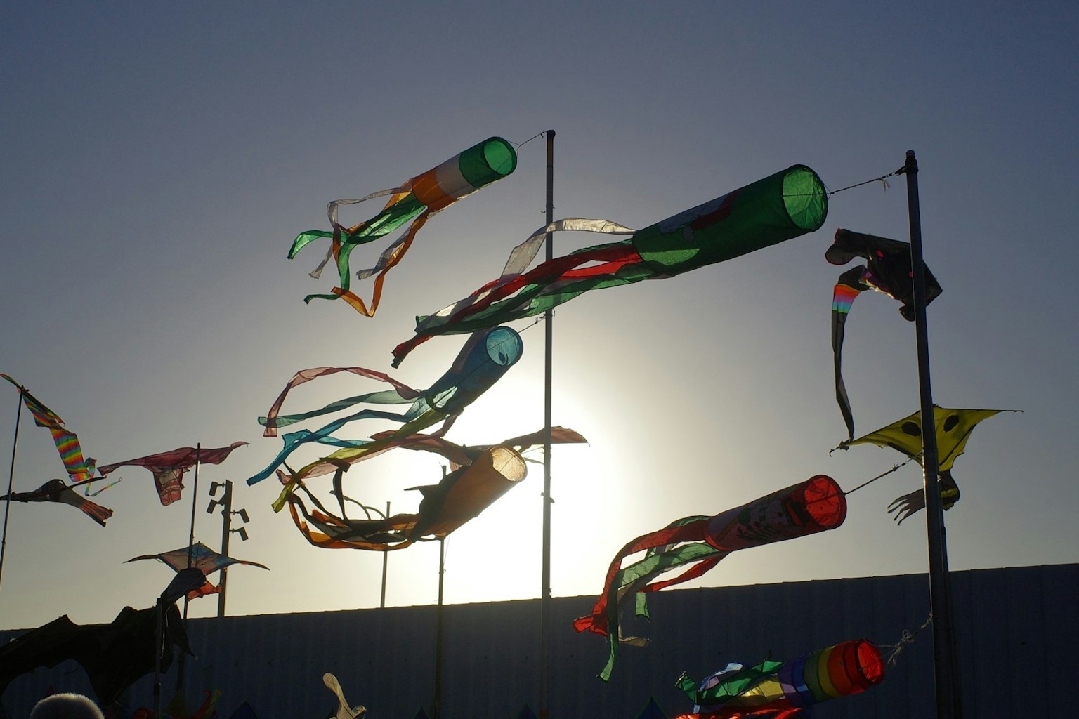 色とりどりの凧が空に舞い上がるシルエットの画像