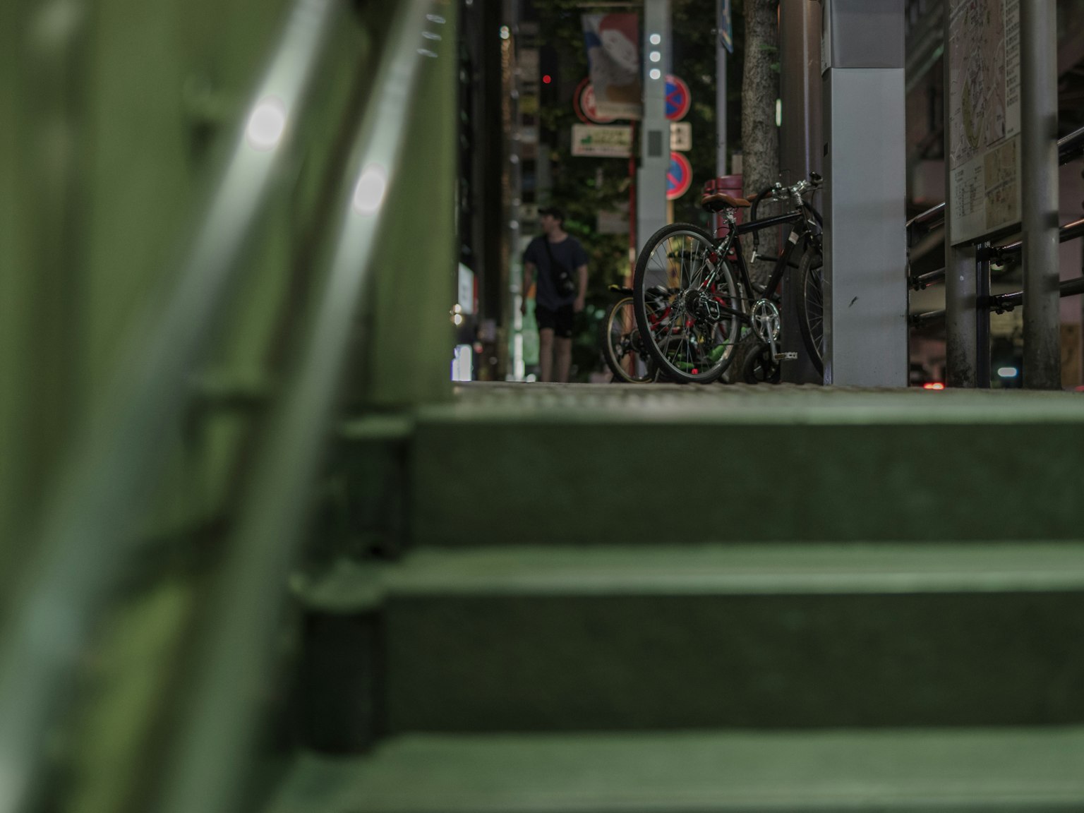 도시 환경의 자전거가 있는 녹색 계단