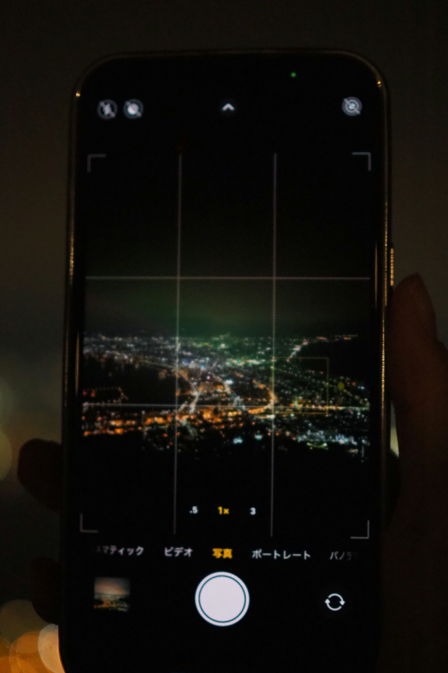 Ứng dụng camera smartphone hiển thị cảnh quan thành phố vào ban đêm dưới bầu trời tối