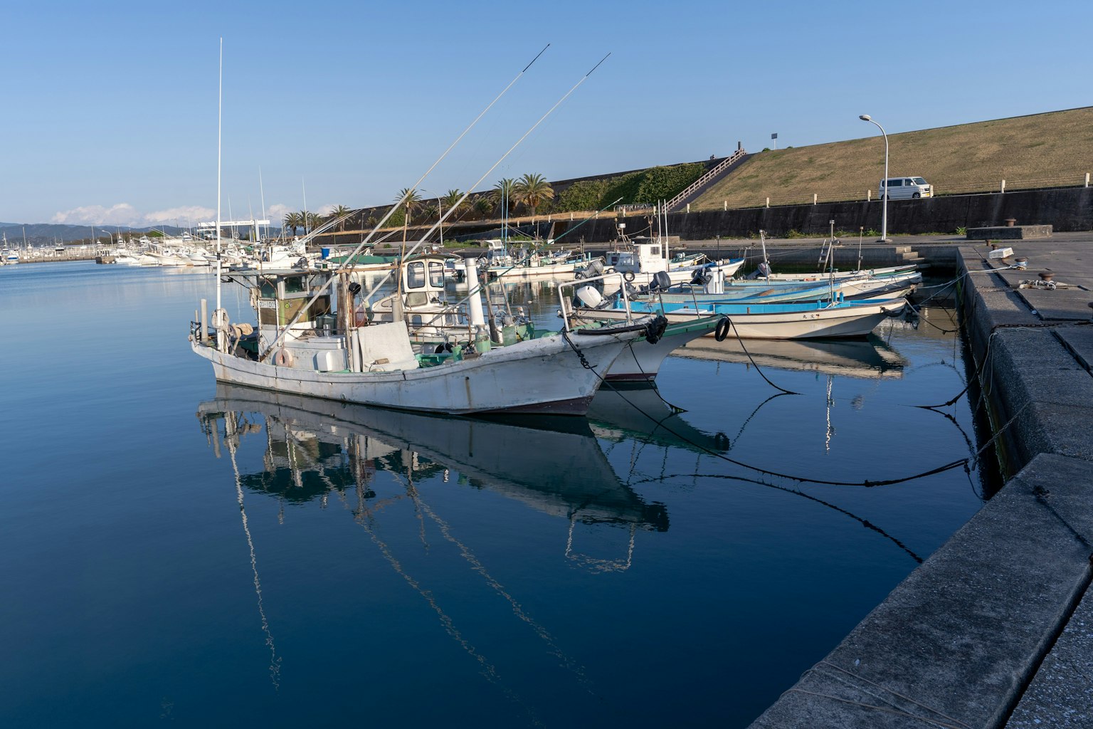 Vista escénica de barcos de pesca atracados en un puerto tranquilo