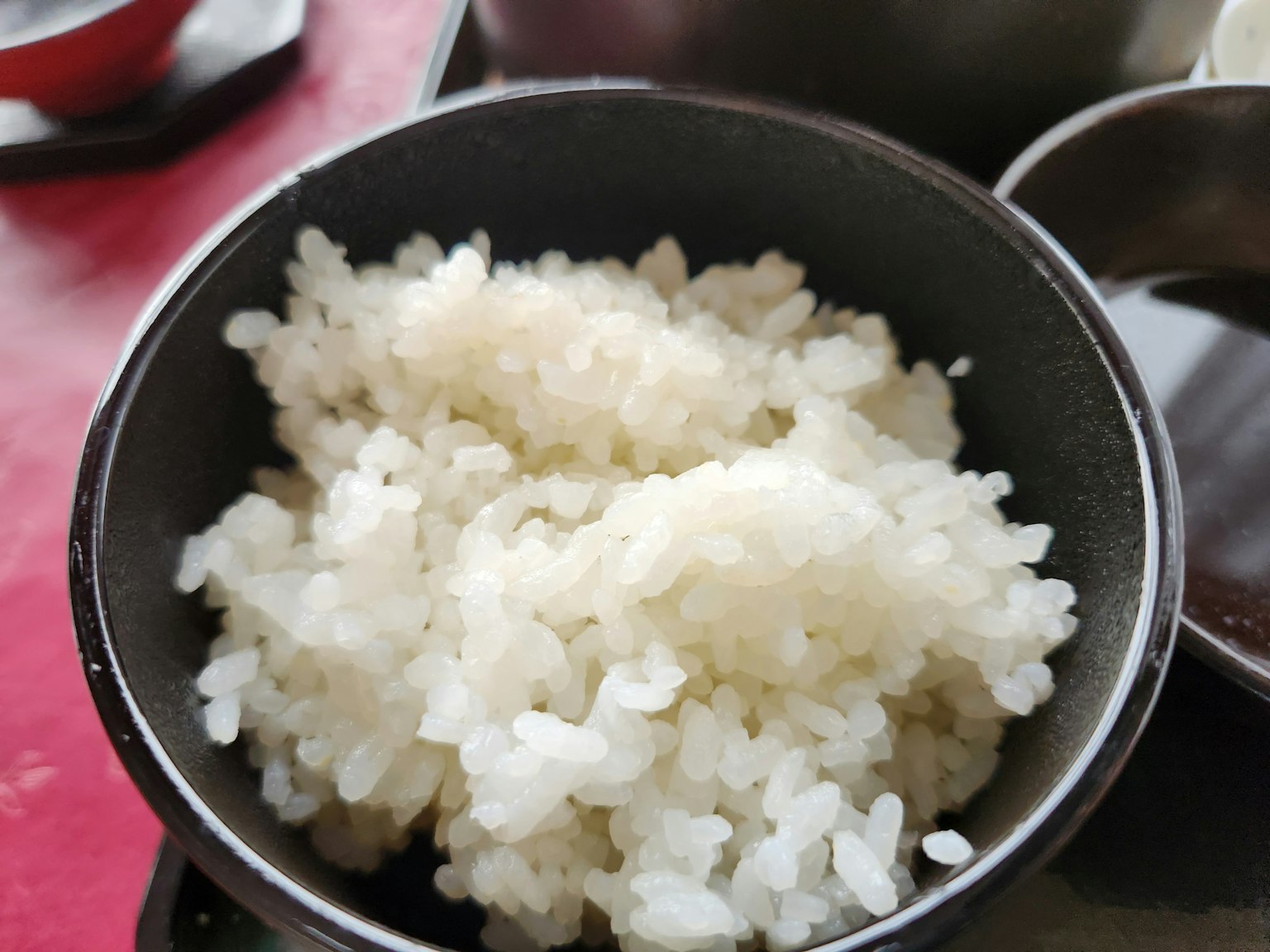 ข้าวขาวนุ่มในชามดำ