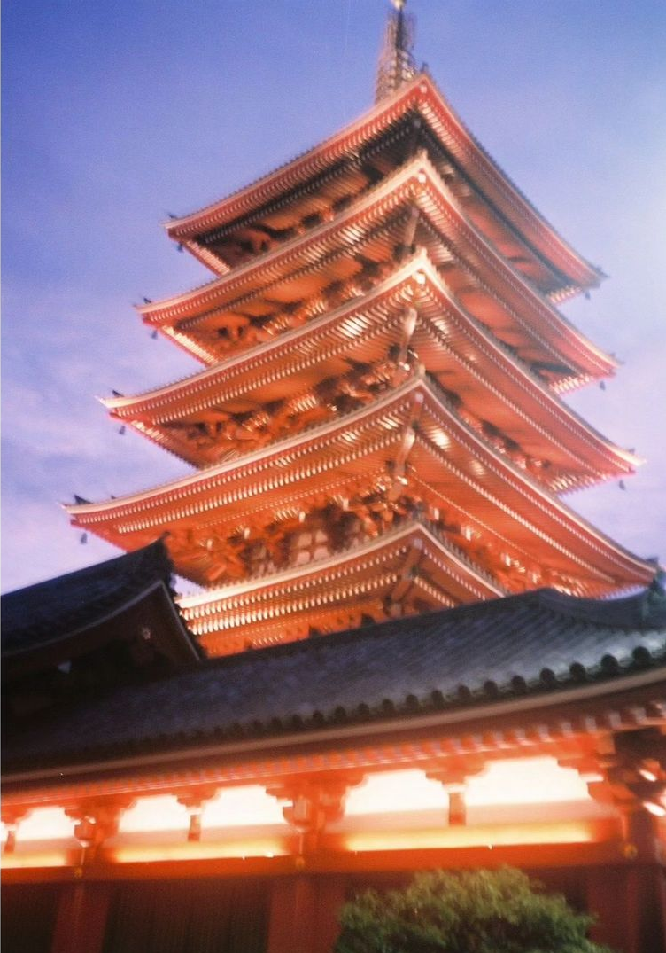 朱红色宝塔与寺庙屋顶叠景