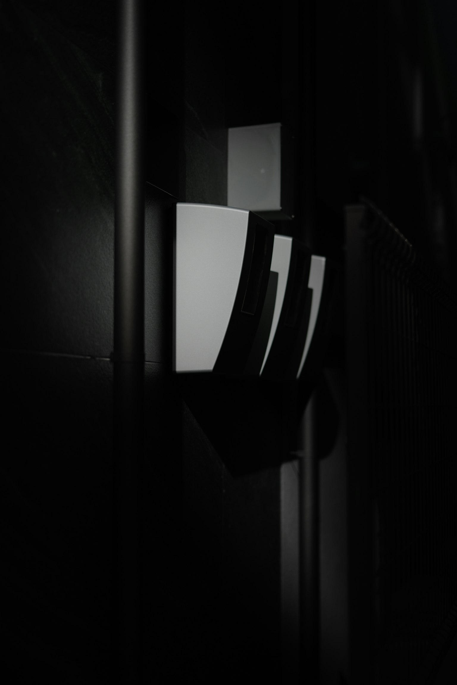 Silhouette d'objets blancs émergeant d'un fond sombre